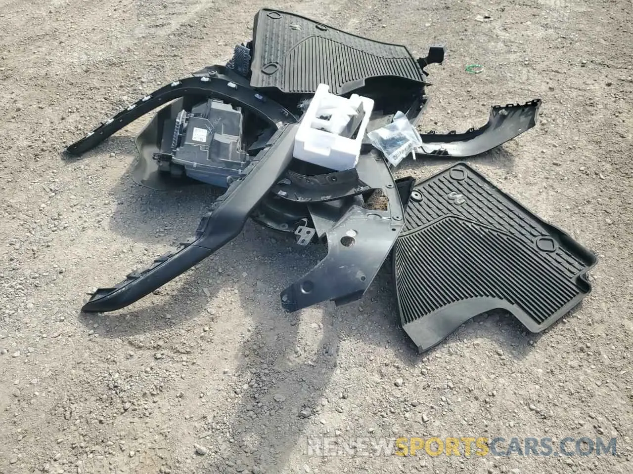 13 Photograph of a damaged car 1C6SRFLTXLN393172 RAM 1500 2020
