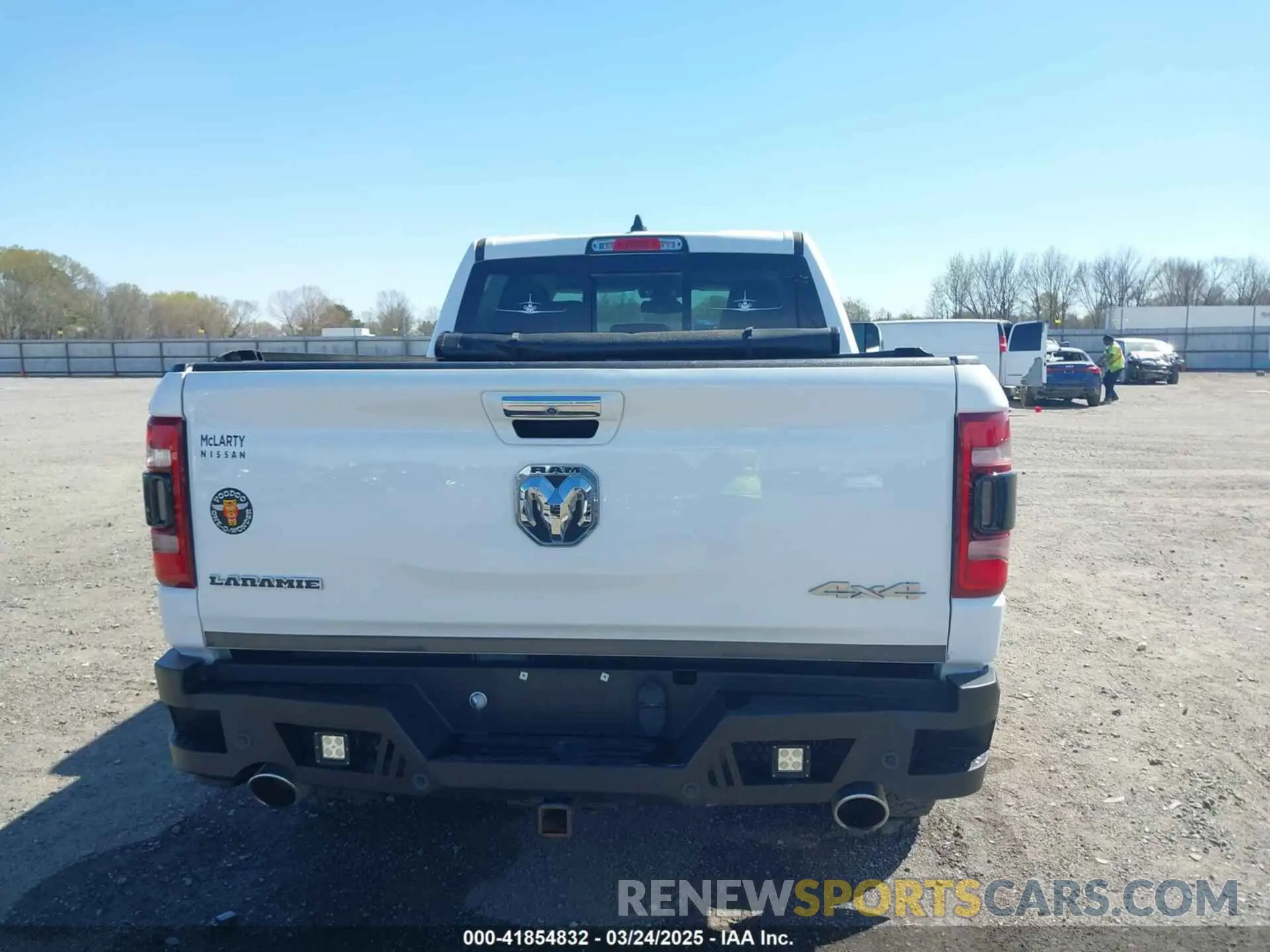 16 Photograph of a damaged car 1C6SRFRT5LN279572 RAM 1500 2020
