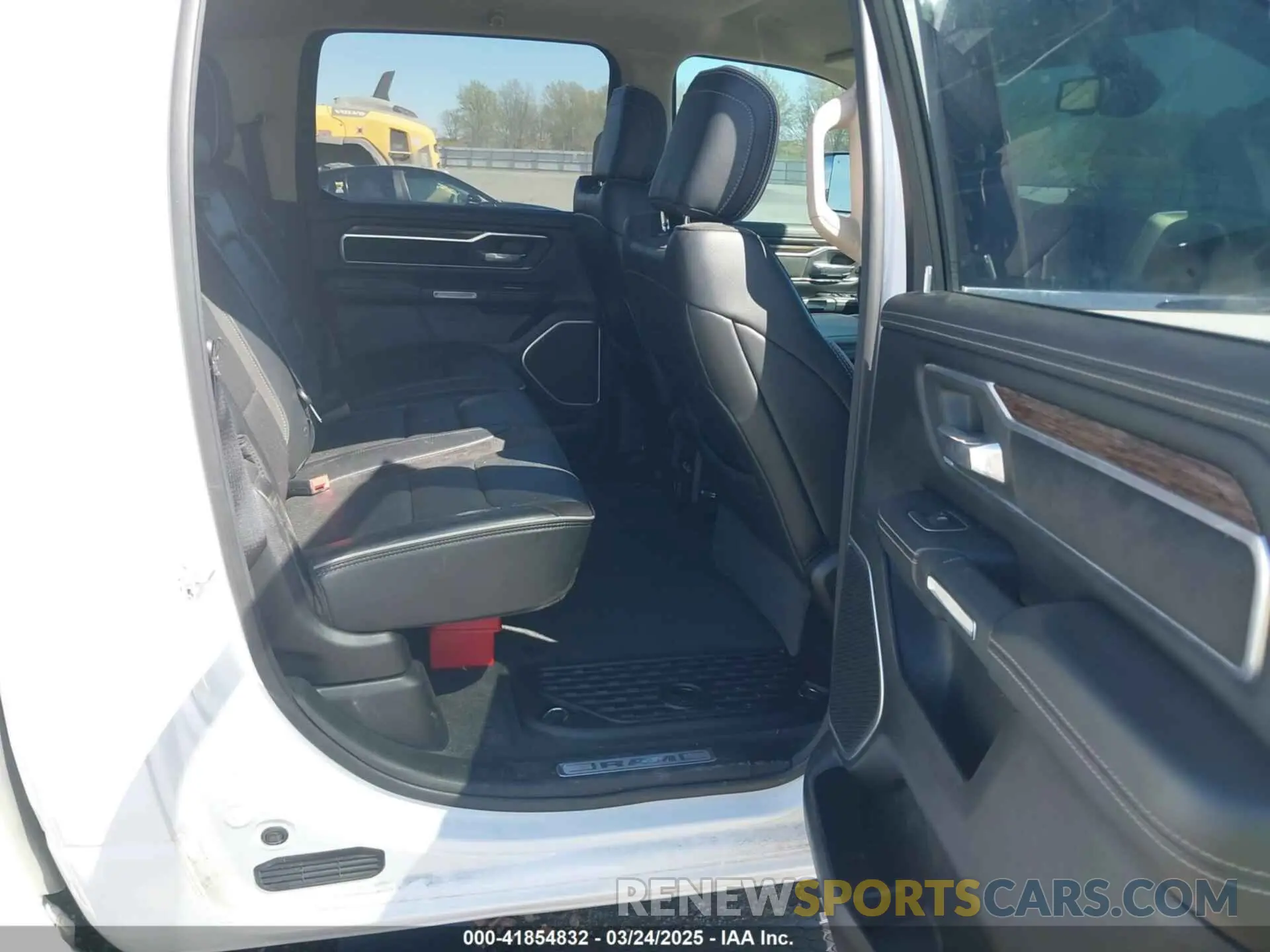 8 Photograph of a damaged car 1C6SRFRT5LN279572 RAM 1500 2020