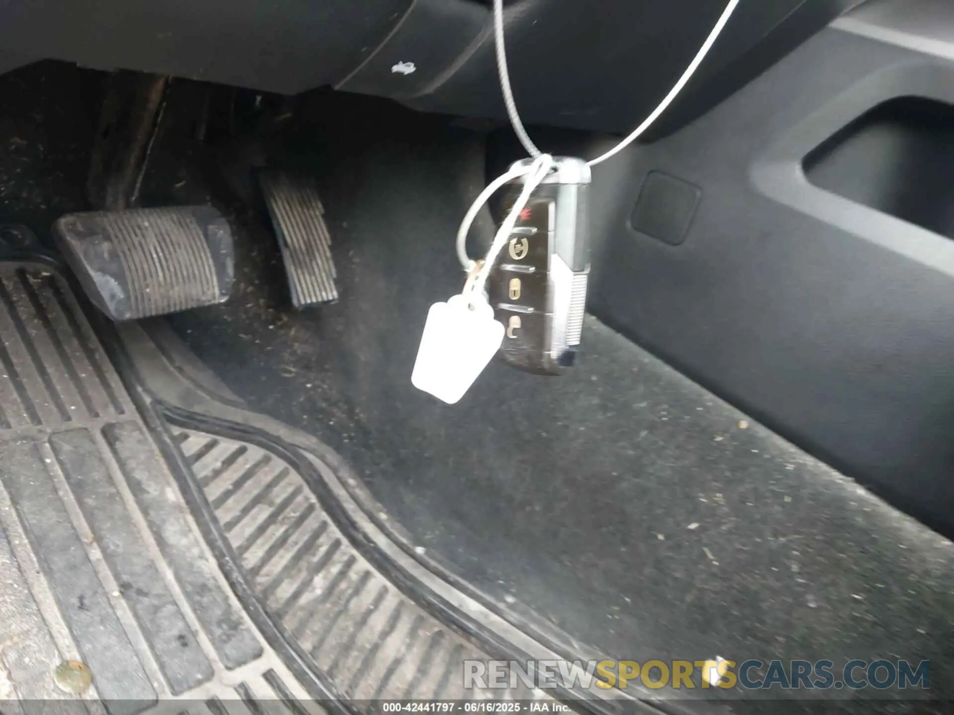 11 Photograph of a damaged car 1C6RREBG5MN820885 RAM 1500 2021