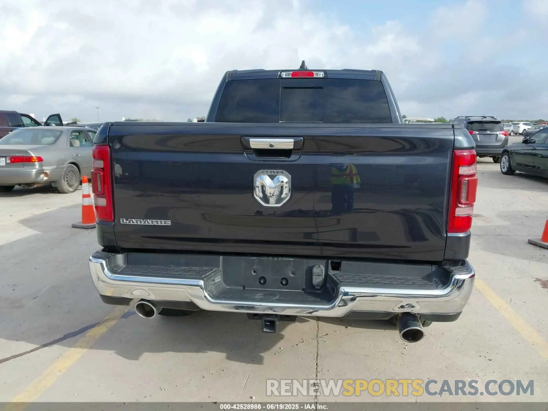 17 Photograph of a damaged car 1C6RREJT4MN821315 RAM 1500 2021