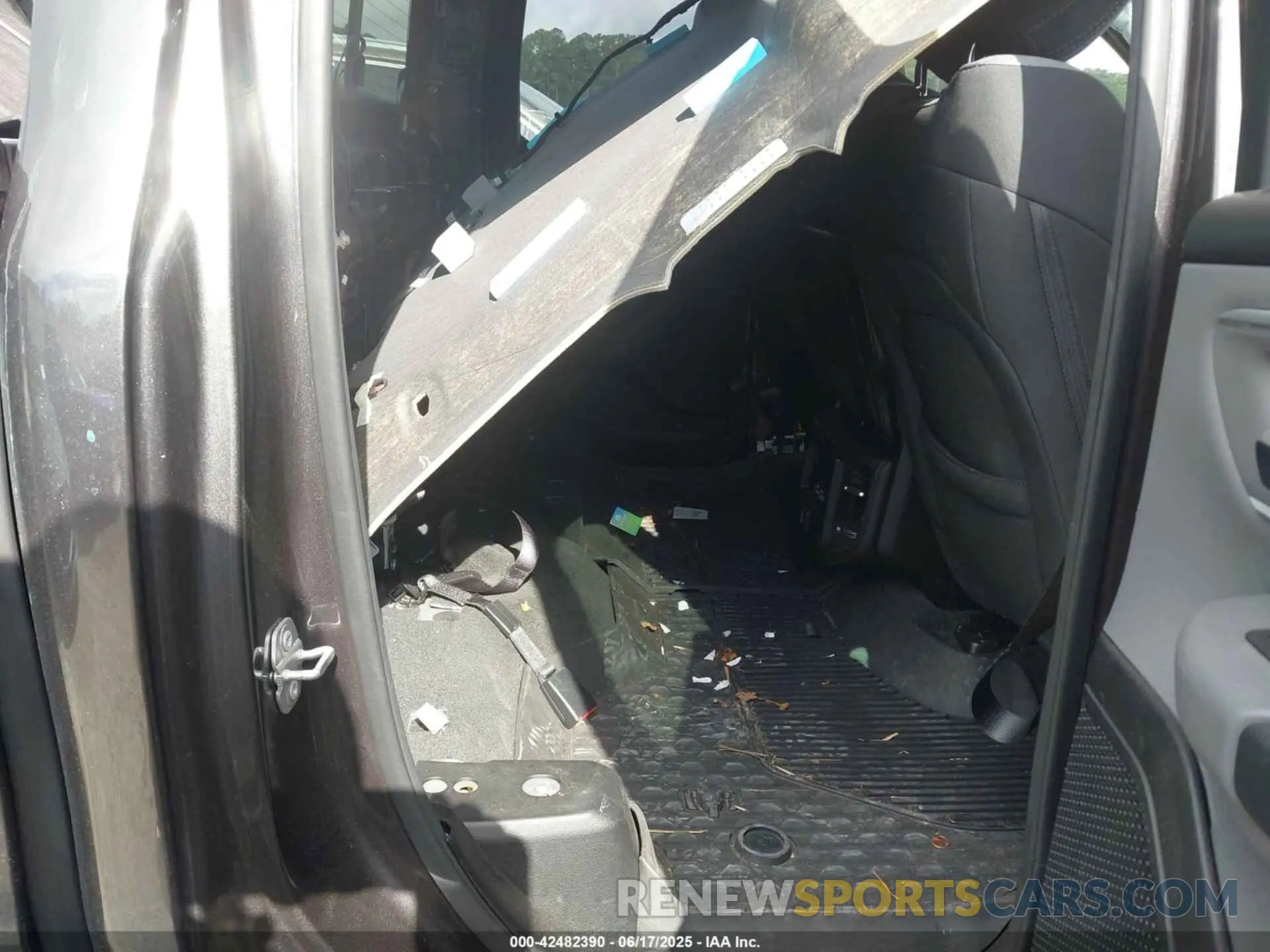 8 Photograph of a damaged car 1C6SRFBT3MN760917 RAM 1500 2021