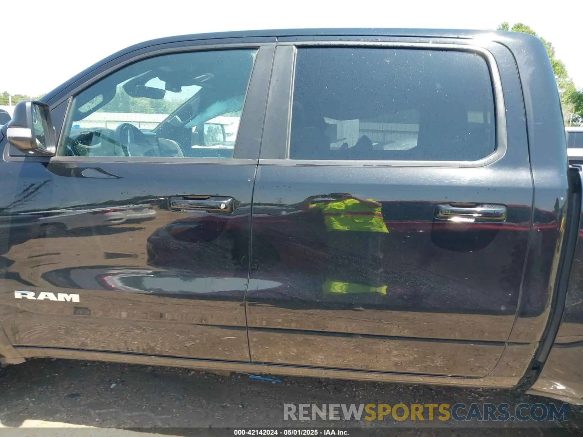 14 Photograph of a damaged car 1C6SRFFT6MN565064 RAM 1500 2021