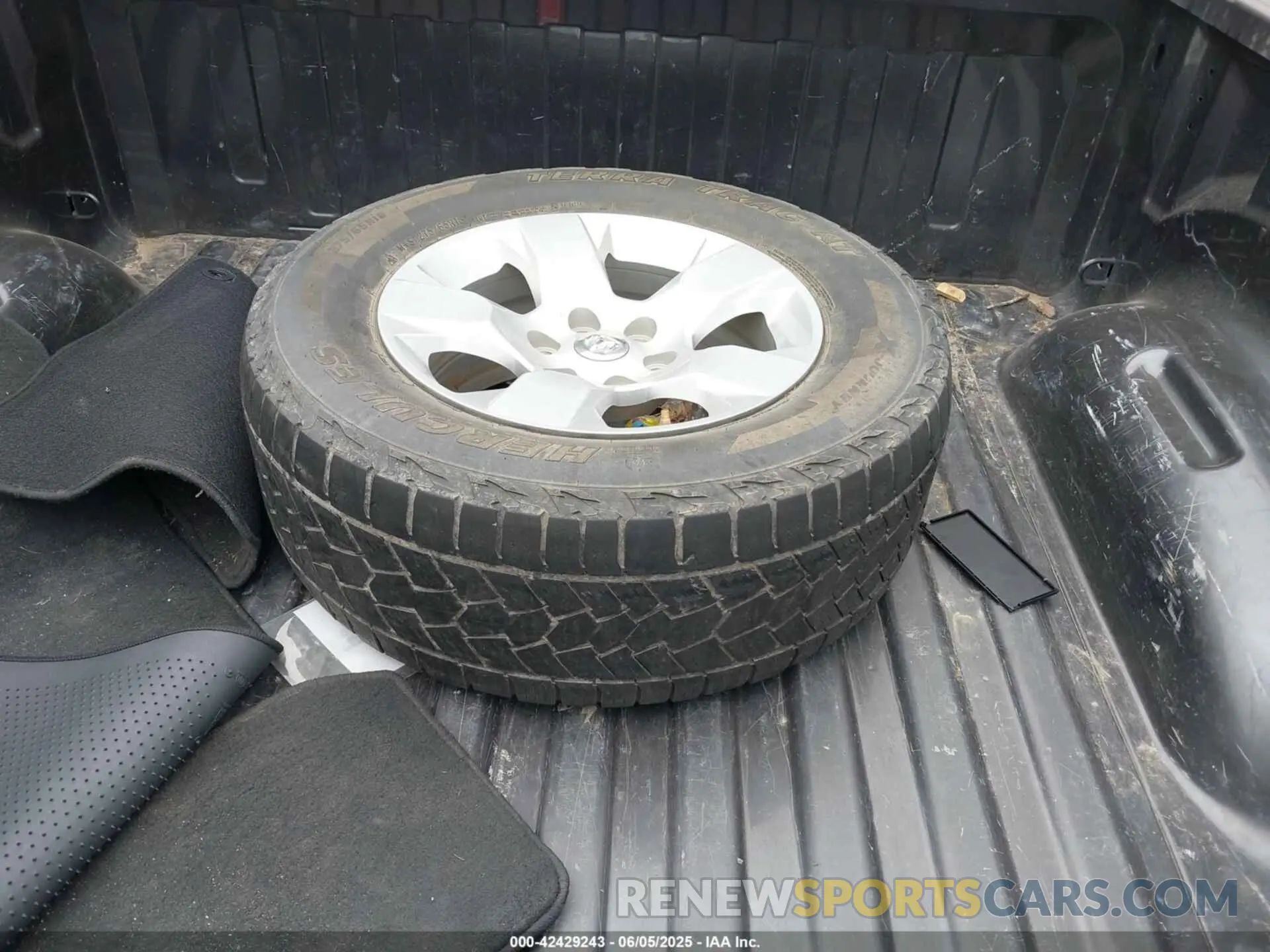 12 Photograph of a damaged car 1C6SRFFT6MN646291 RAM 1500 2021