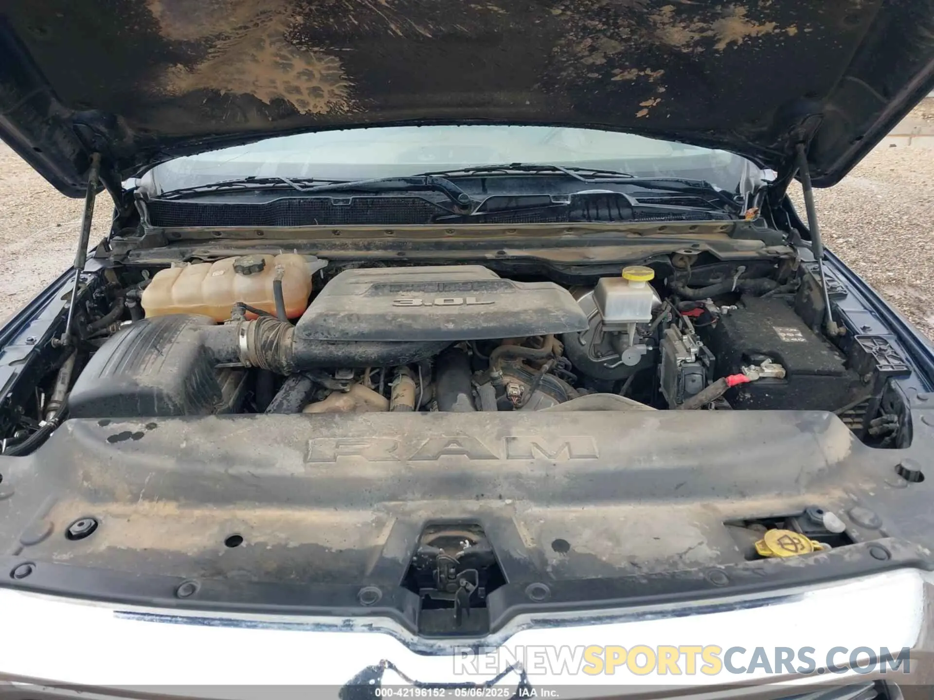 10 Photograph of a damaged car 1C6SRFJM0MN682896 RAM 1500 2021