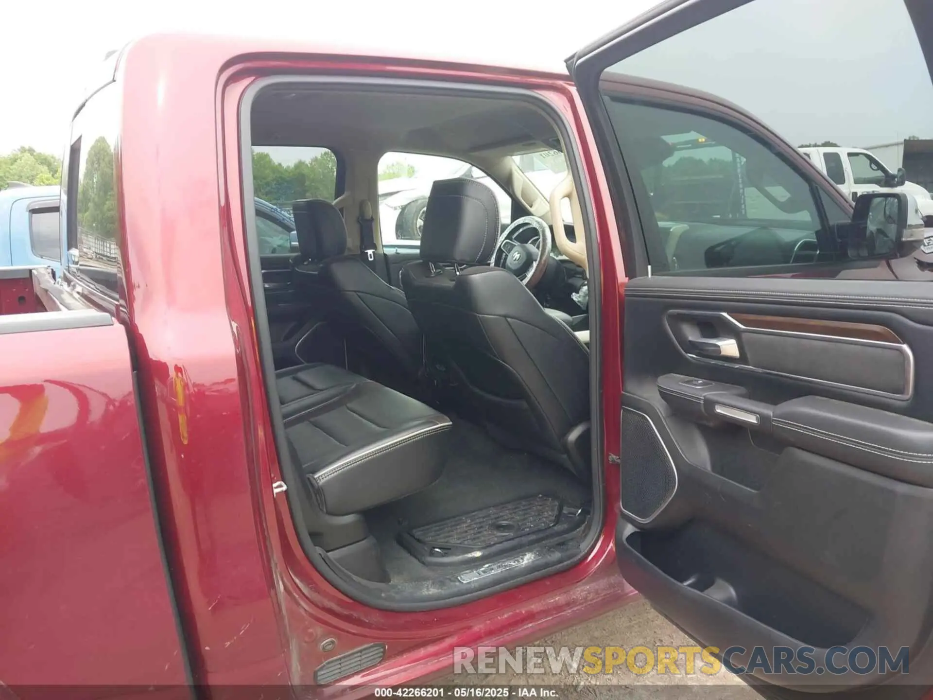 5 Photograph of a damaged car 1C6SRFJT0MN784724 RAM 1500 2021