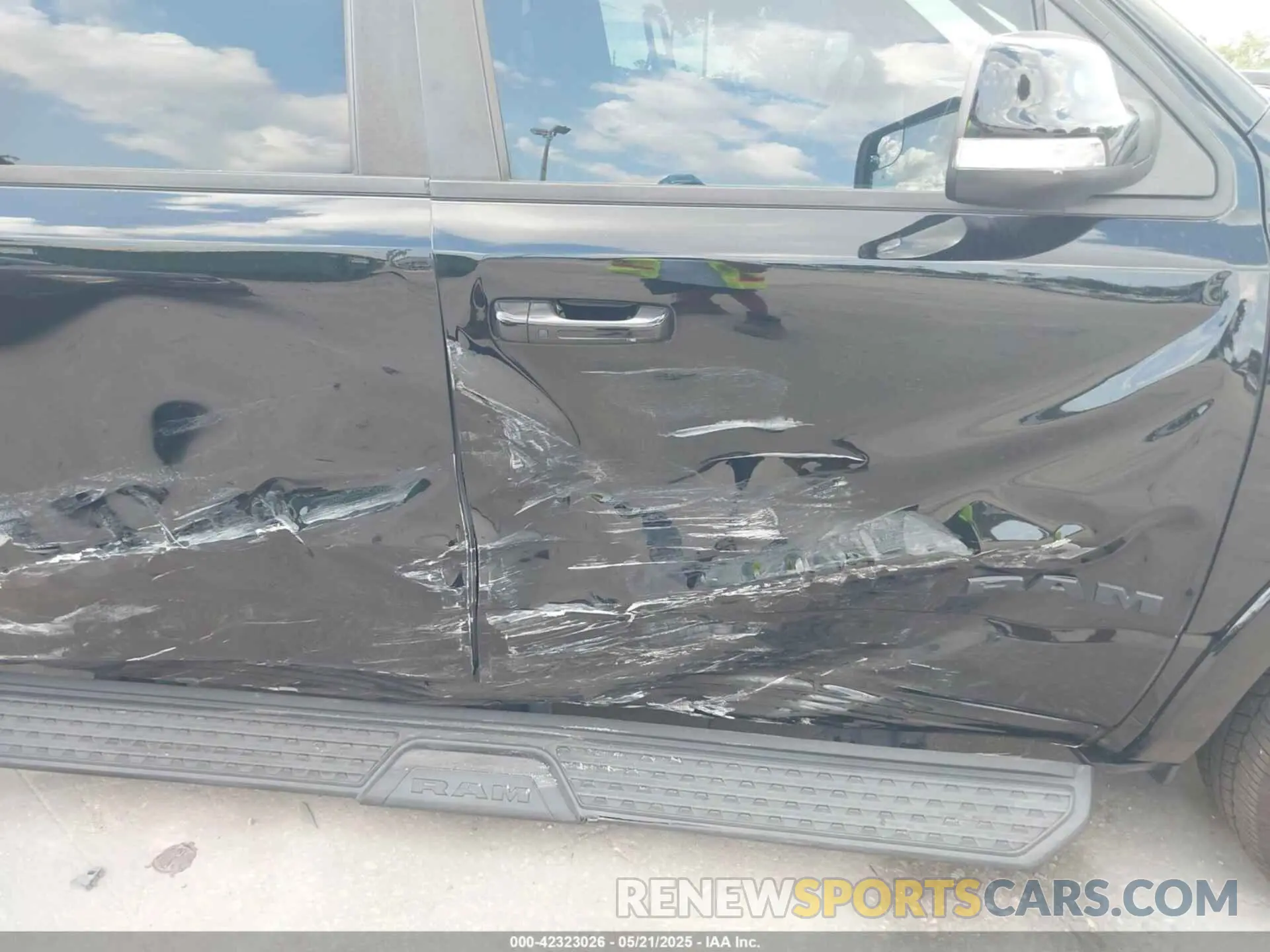 17 Photograph of a damaged car 1C6SRFJT3MN520395 RAM 1500 2021