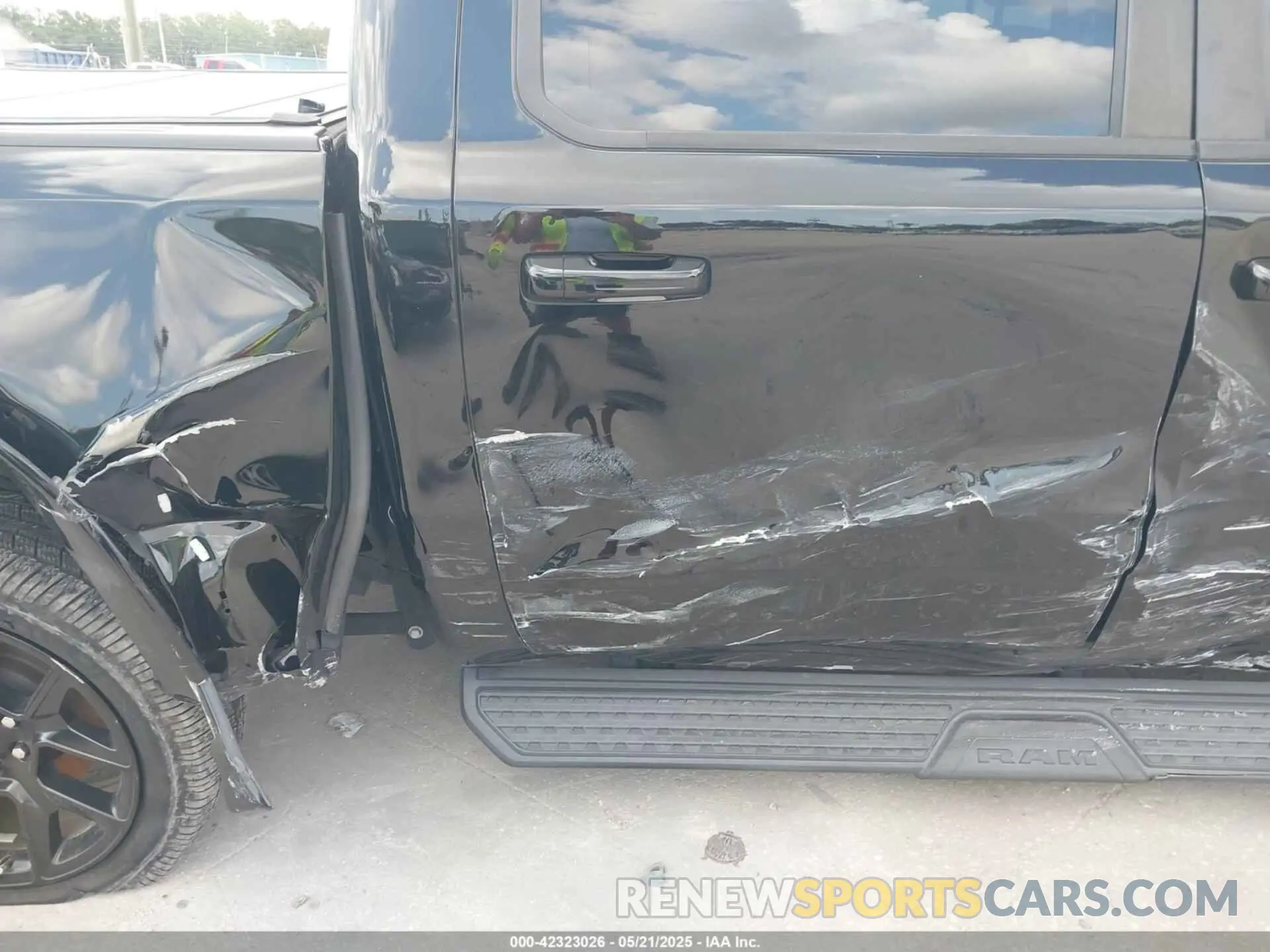 18 Photograph of a damaged car 1C6SRFJT3MN520395 RAM 1500 2021