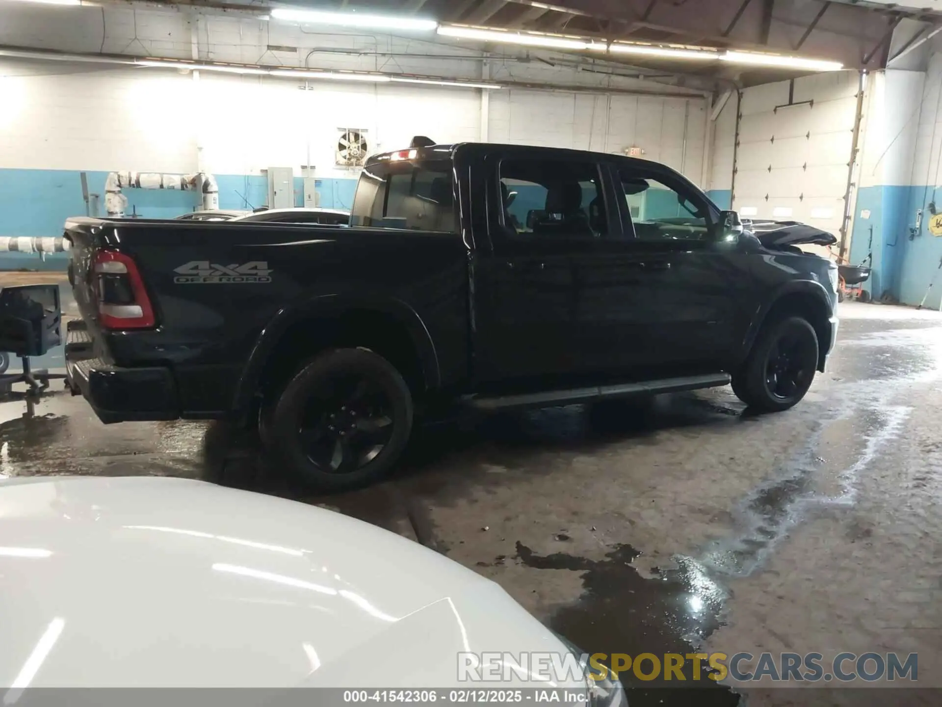 4 Photograph of a damaged car 1C6SRFJT8MN515628 RAM 1500 2021