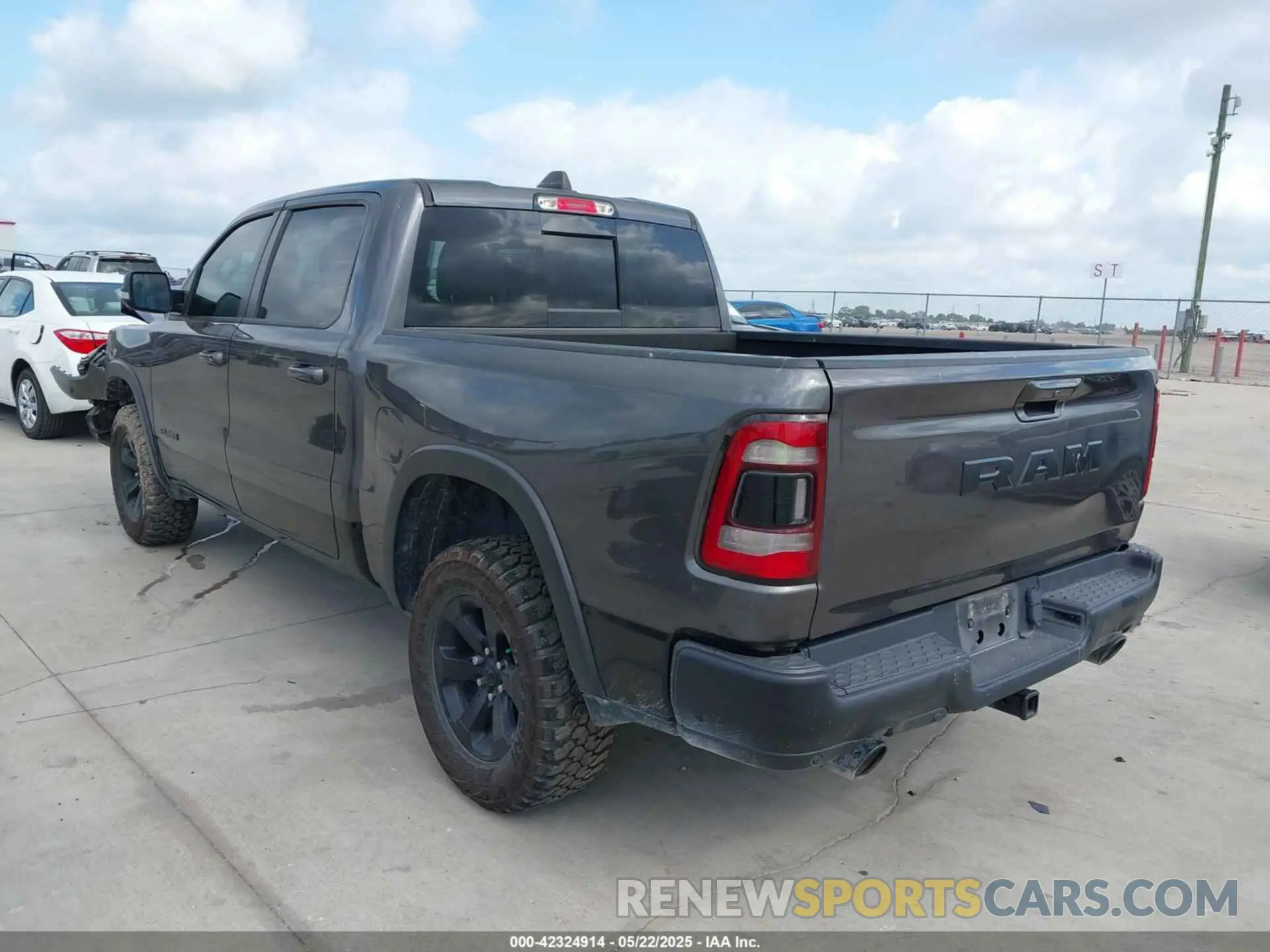 3 Photograph of a damaged car 1C6SRFLT7MN537312 RAM 1500 2021