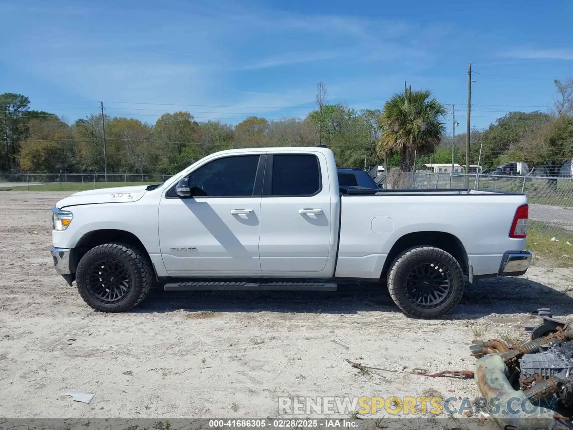 14 Photograph of a damaged car 1C6RREBT9NN260965 RAM 1500 2022