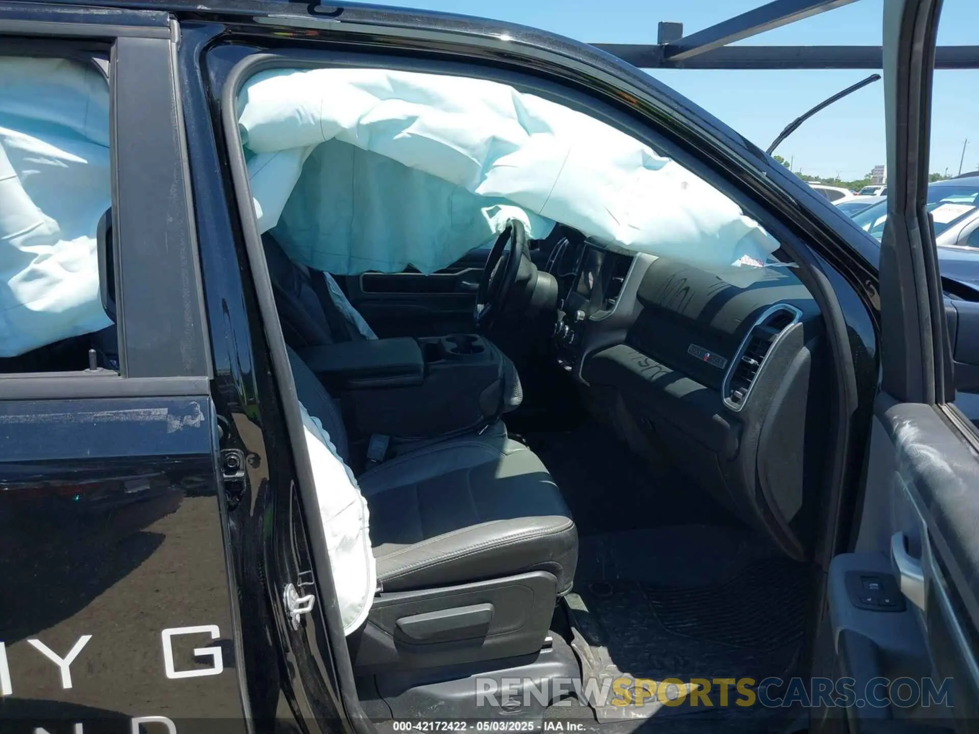 5 Photograph of a damaged car 1C6RREBT9NN464360 RAM 1500 2022