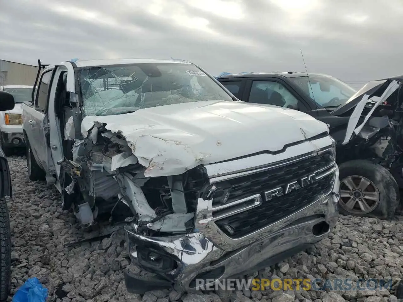 4 Photograph of a damaged car 1C6RREFG9NN382349 RAM 1500 2022