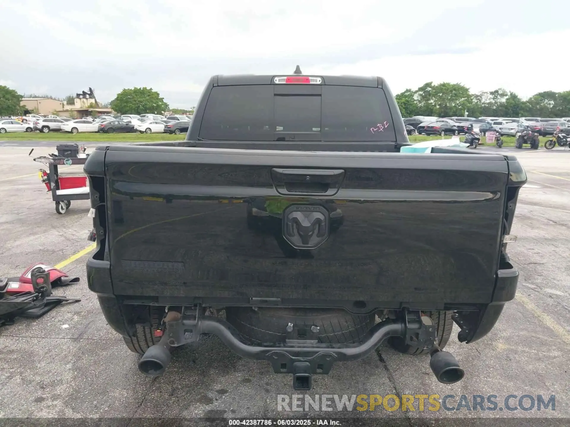 17 Photograph of a damaged car 1C6RREFM3NN268238 RAM 1500 2022