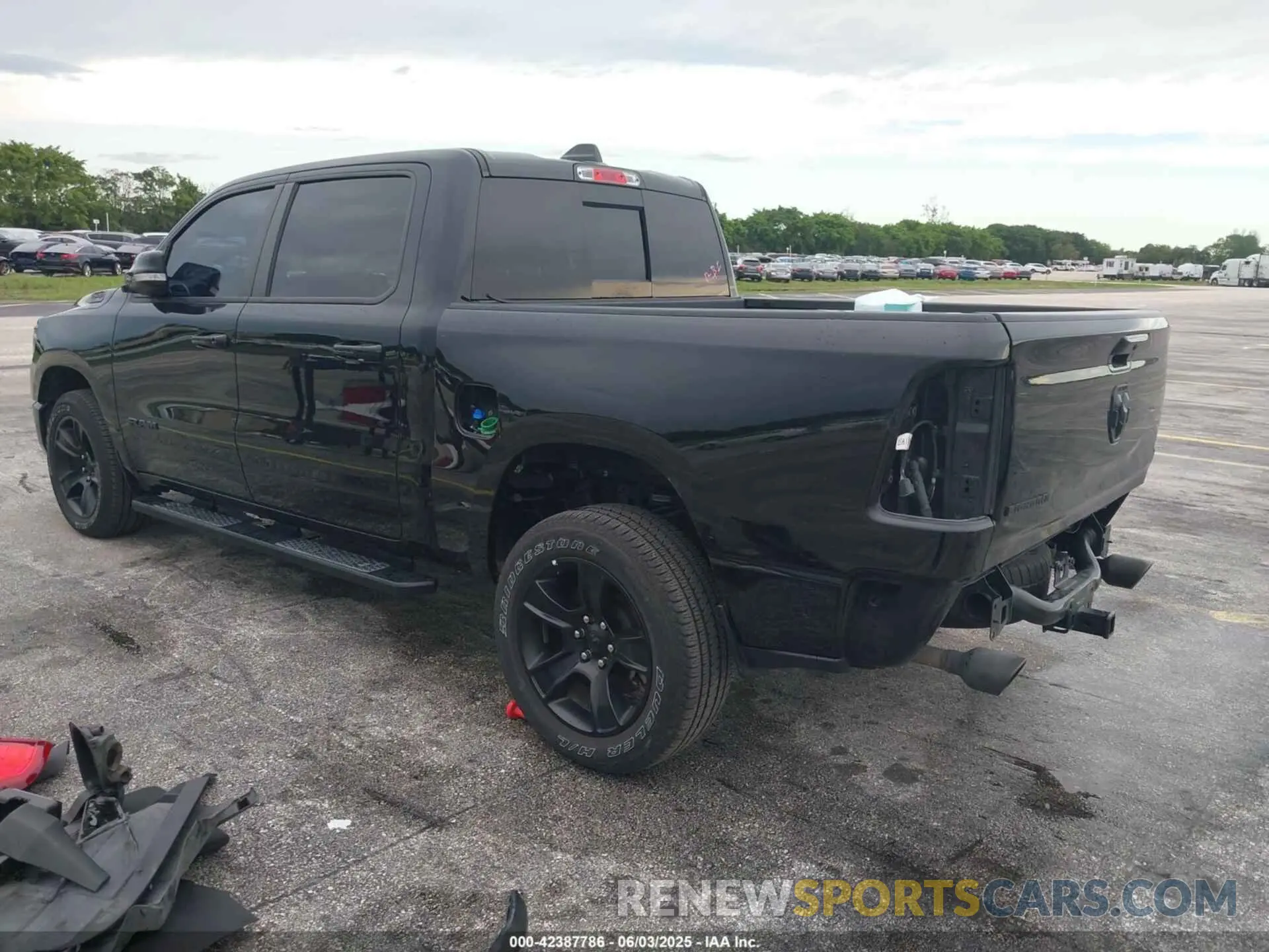 3 Photograph of a damaged car 1C6RREFM3NN268238 RAM 1500 2022