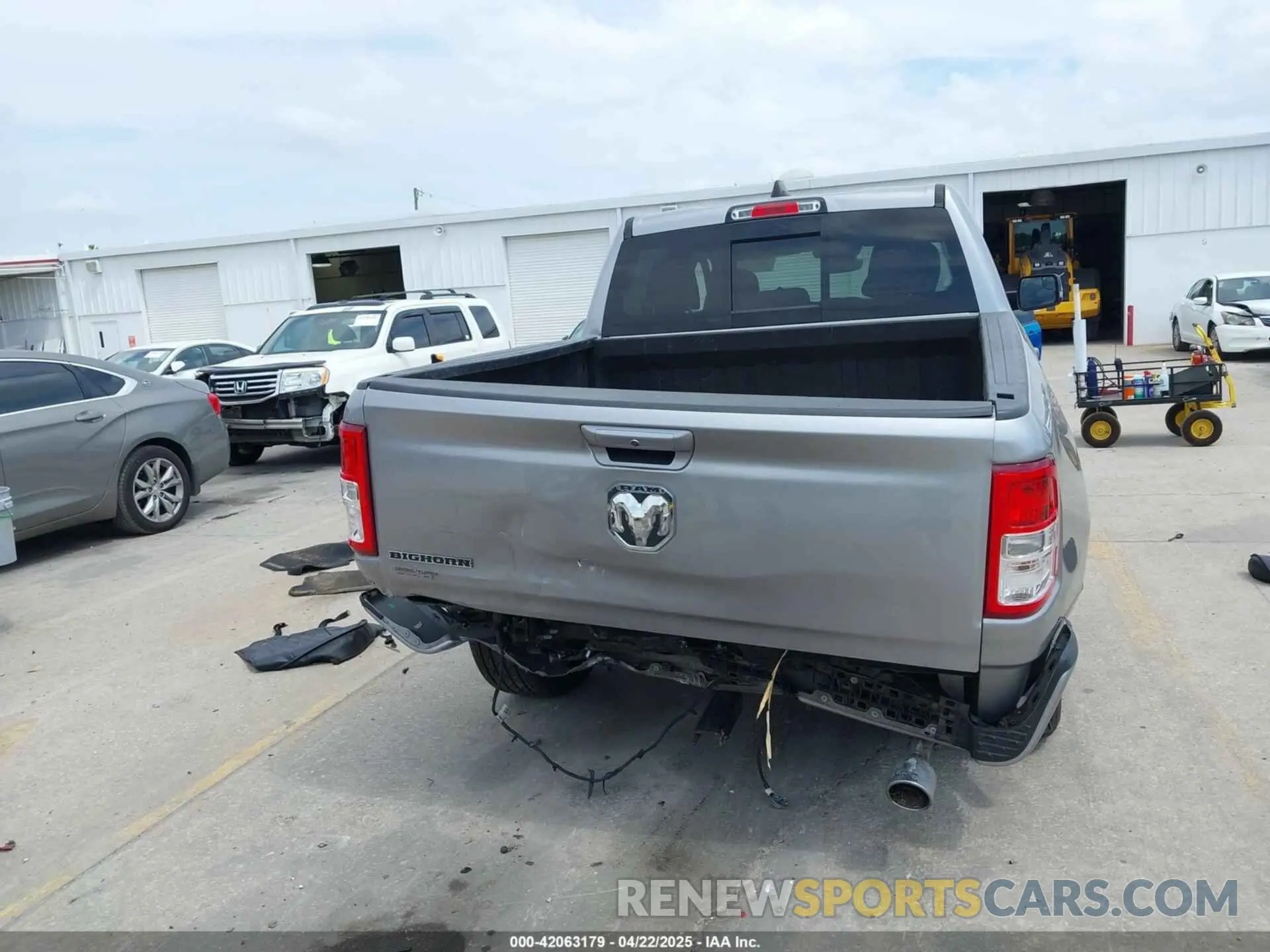 16 Photograph of a damaged car 1C6RREFM7NN408498 RAM 1500 2022