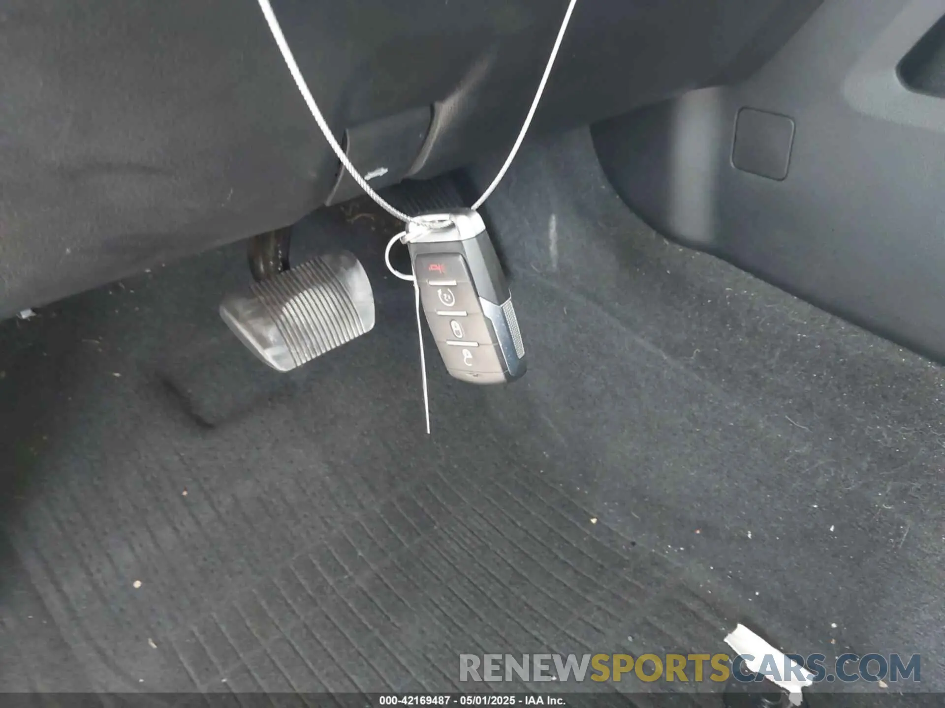 11 Photograph of a damaged car 1C6RREFT1NN178299 RAM 1500 2022