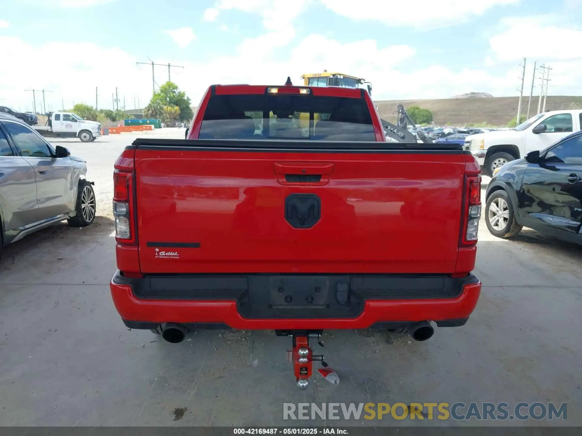 17 Photograph of a damaged car 1C6RREFT1NN178299 RAM 1500 2022