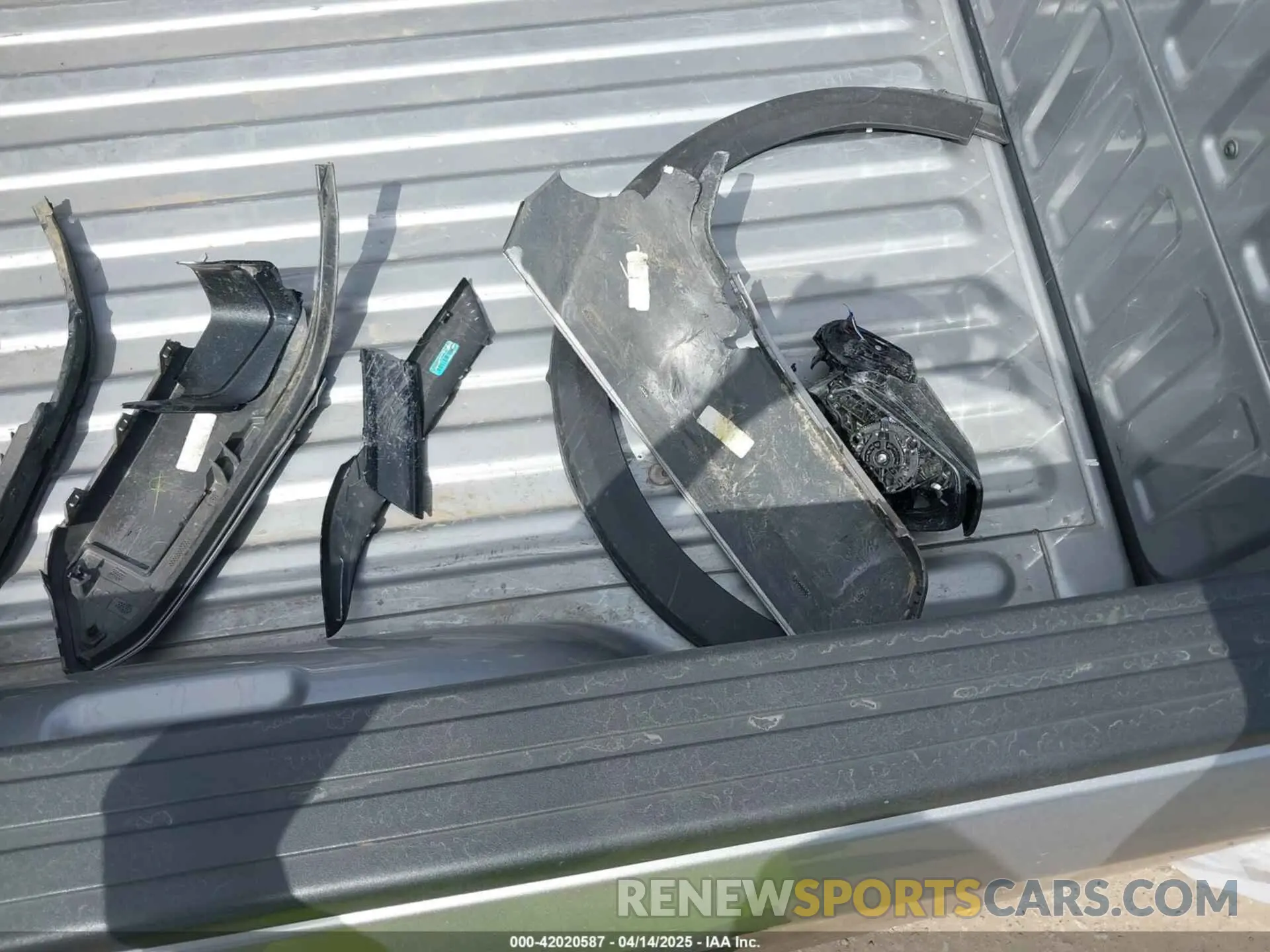 12 Photograph of a damaged car 1C6RREFT2NN253608 RAM 1500 2022
