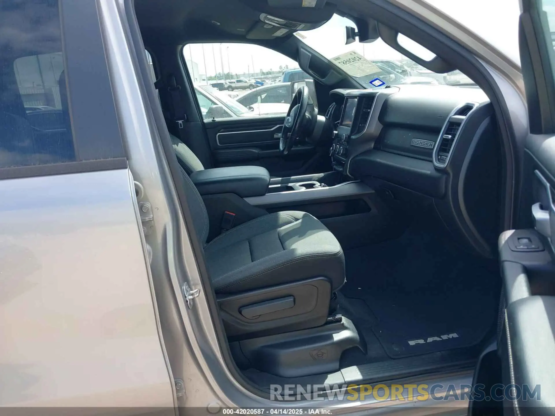 5 Photograph of a damaged car 1C6RREFT2NN253608 RAM 1500 2022