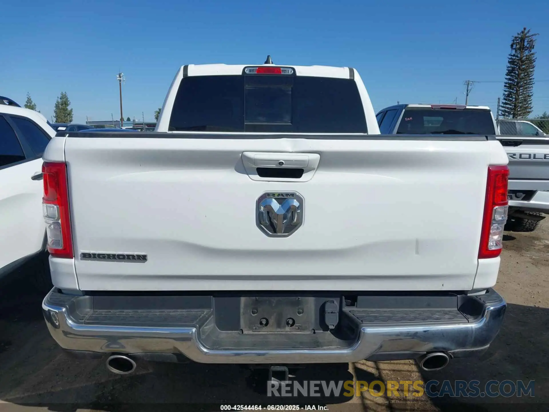 15 Photograph of a damaged car 1C6RREFT2NN261188 RAM 1500 2022
