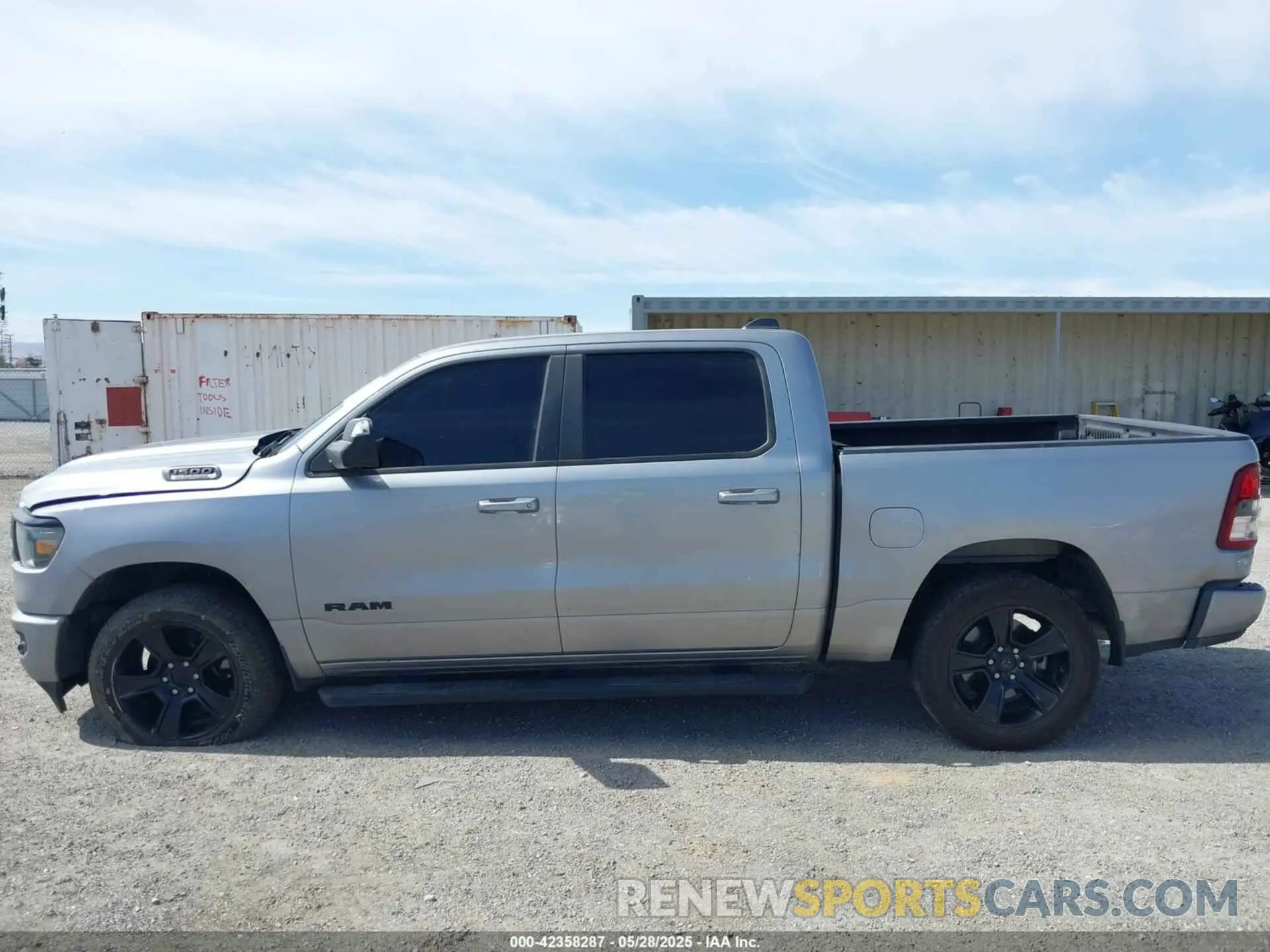 14 Photograph of a damaged car 1C6RREFT3NN157681 RAM 1500 2022