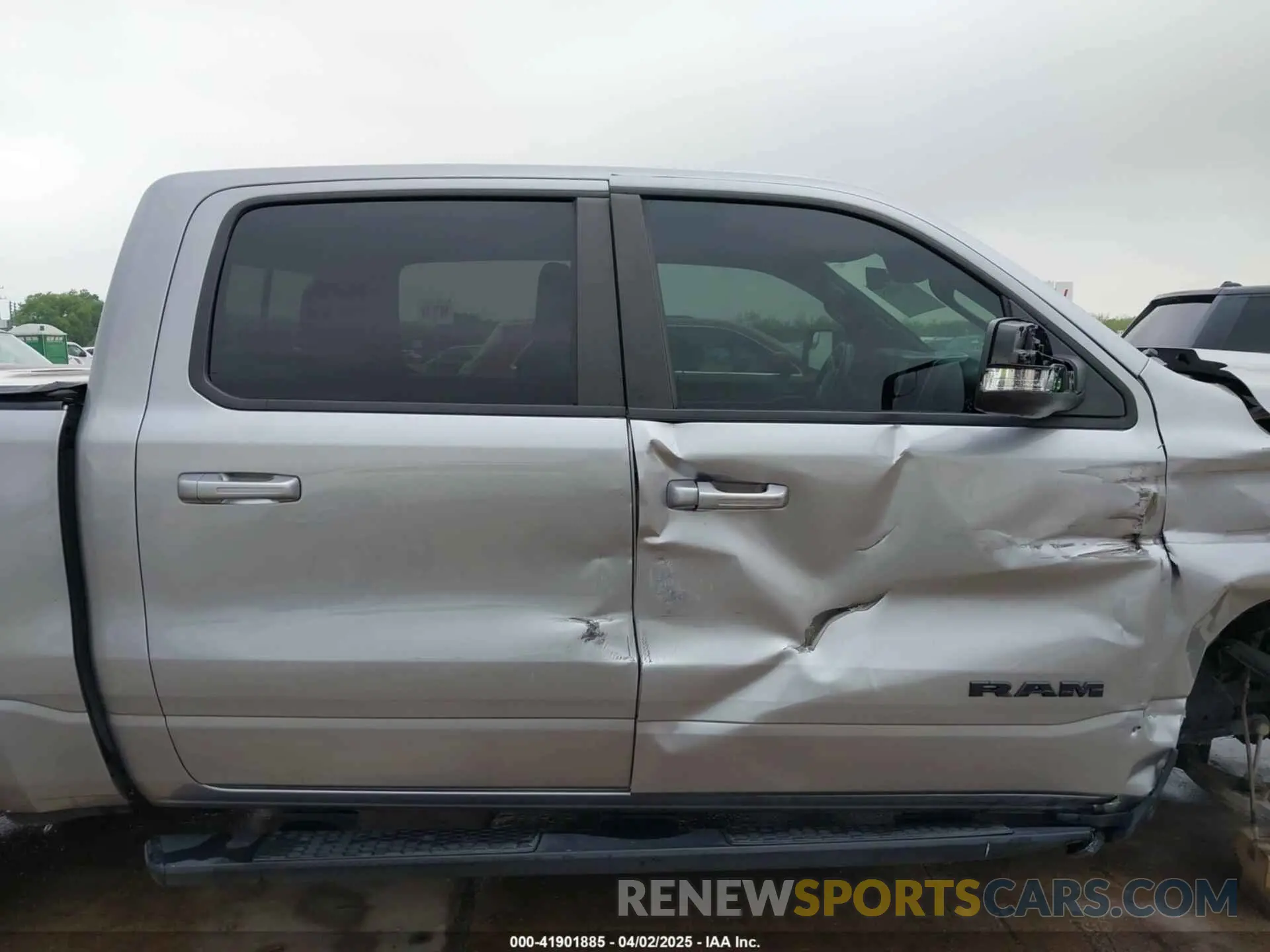 14 Photograph of a damaged car 1C6RREFT4NN187269 RAM 1500 2022