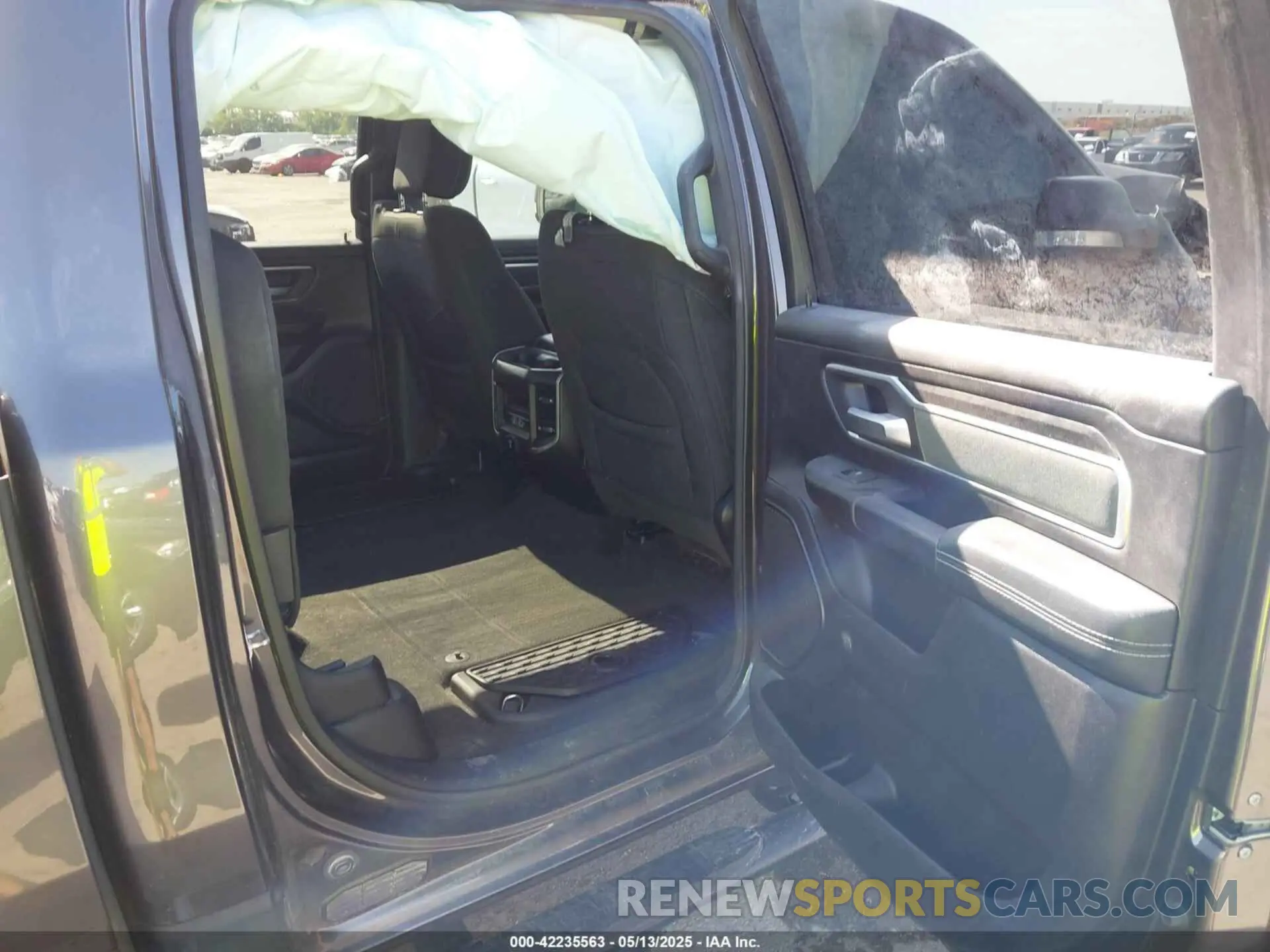 8 Photograph of a damaged car 1C6RREFT6NN172787 RAM 1500 2022
