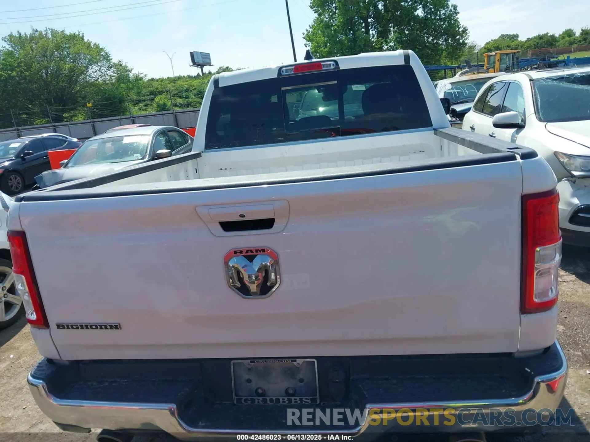 16 Photograph of a damaged car 1C6RREFT7NN337388 RAM 1500 2022