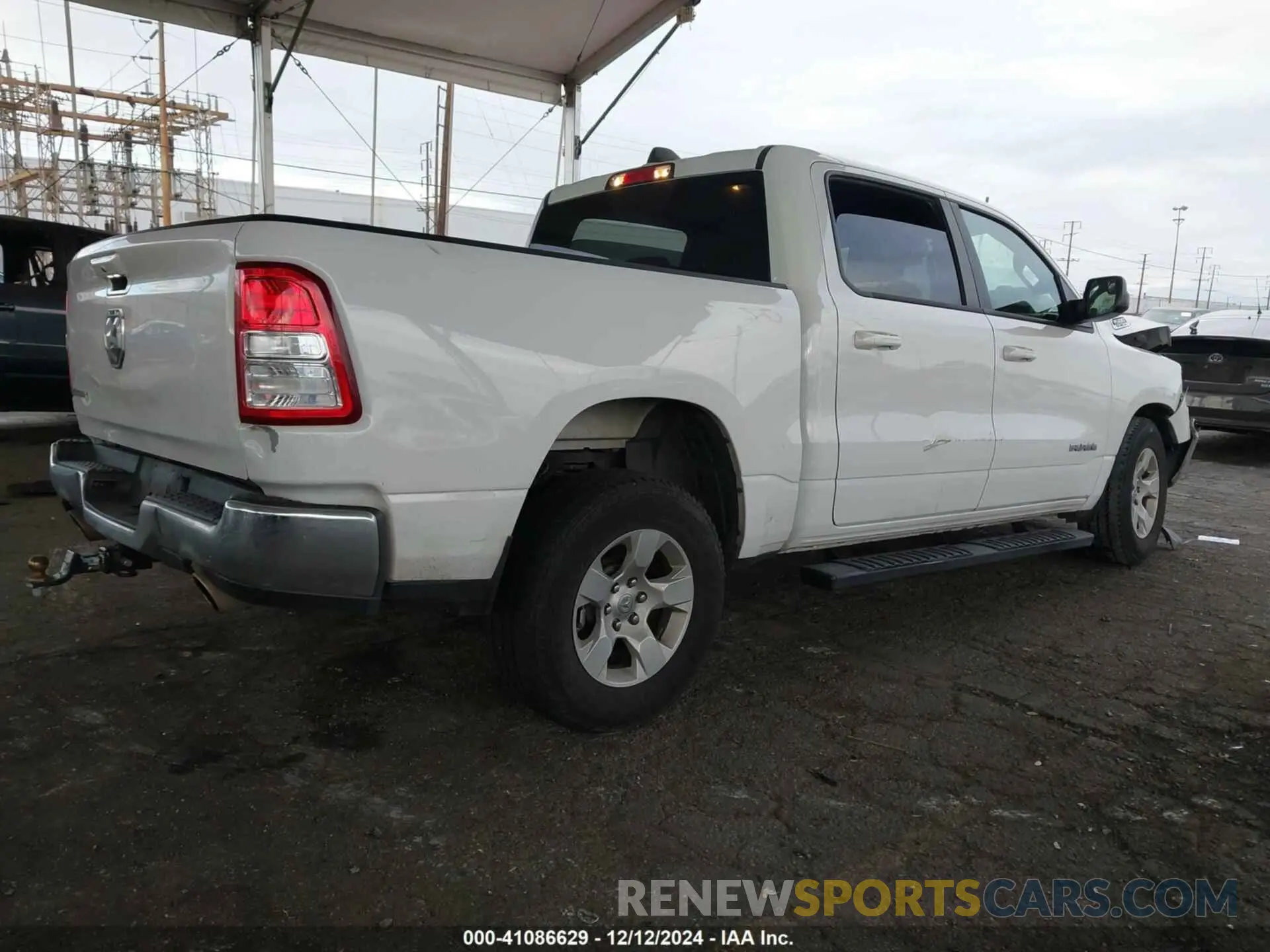 4 Photograph of a damaged car 1C6RREFT8NN350733 RAM 1500 2022
