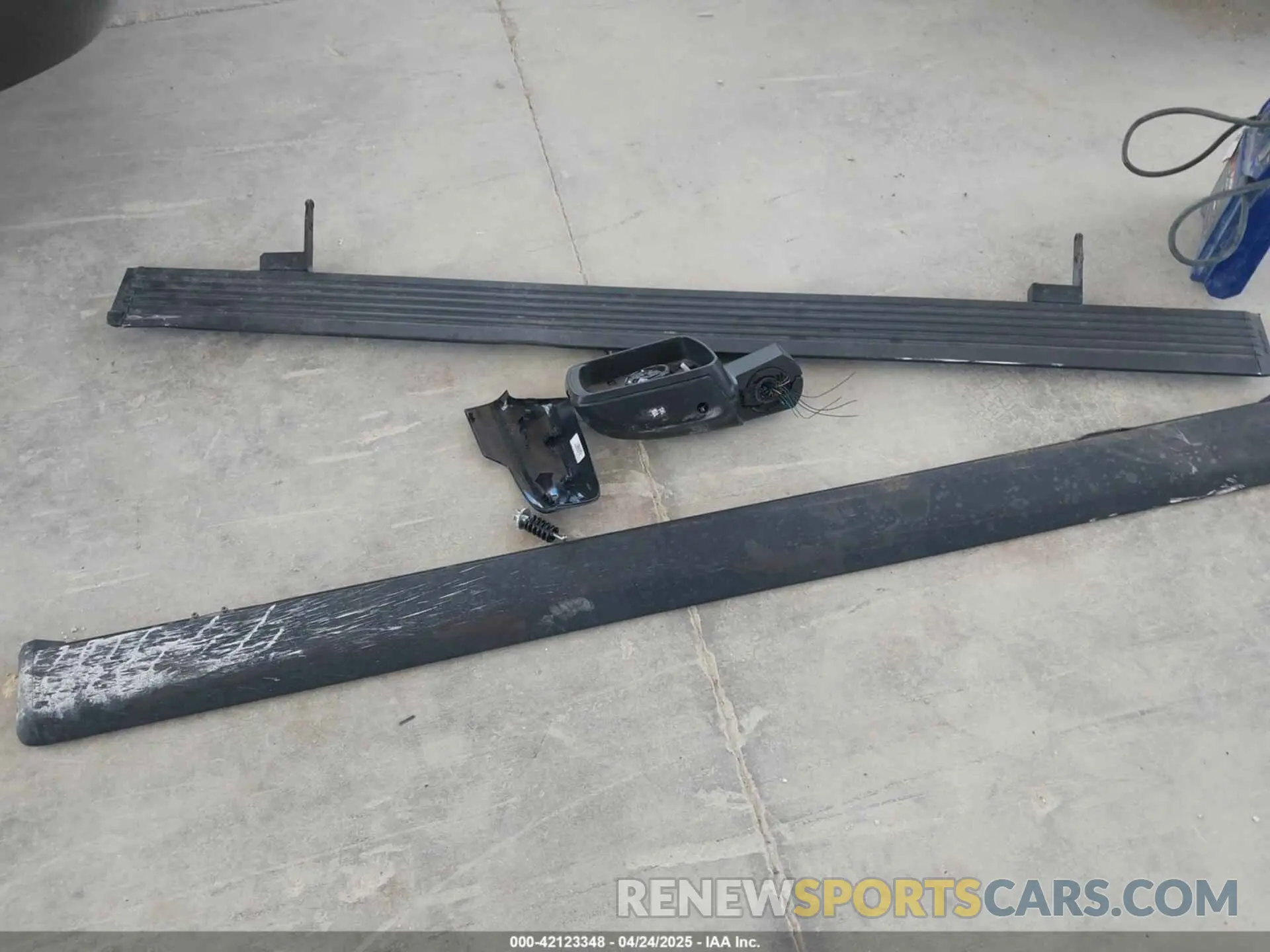 12 Photograph of a damaged car 1C6RREHT8NN187076 RAM 1500 2022