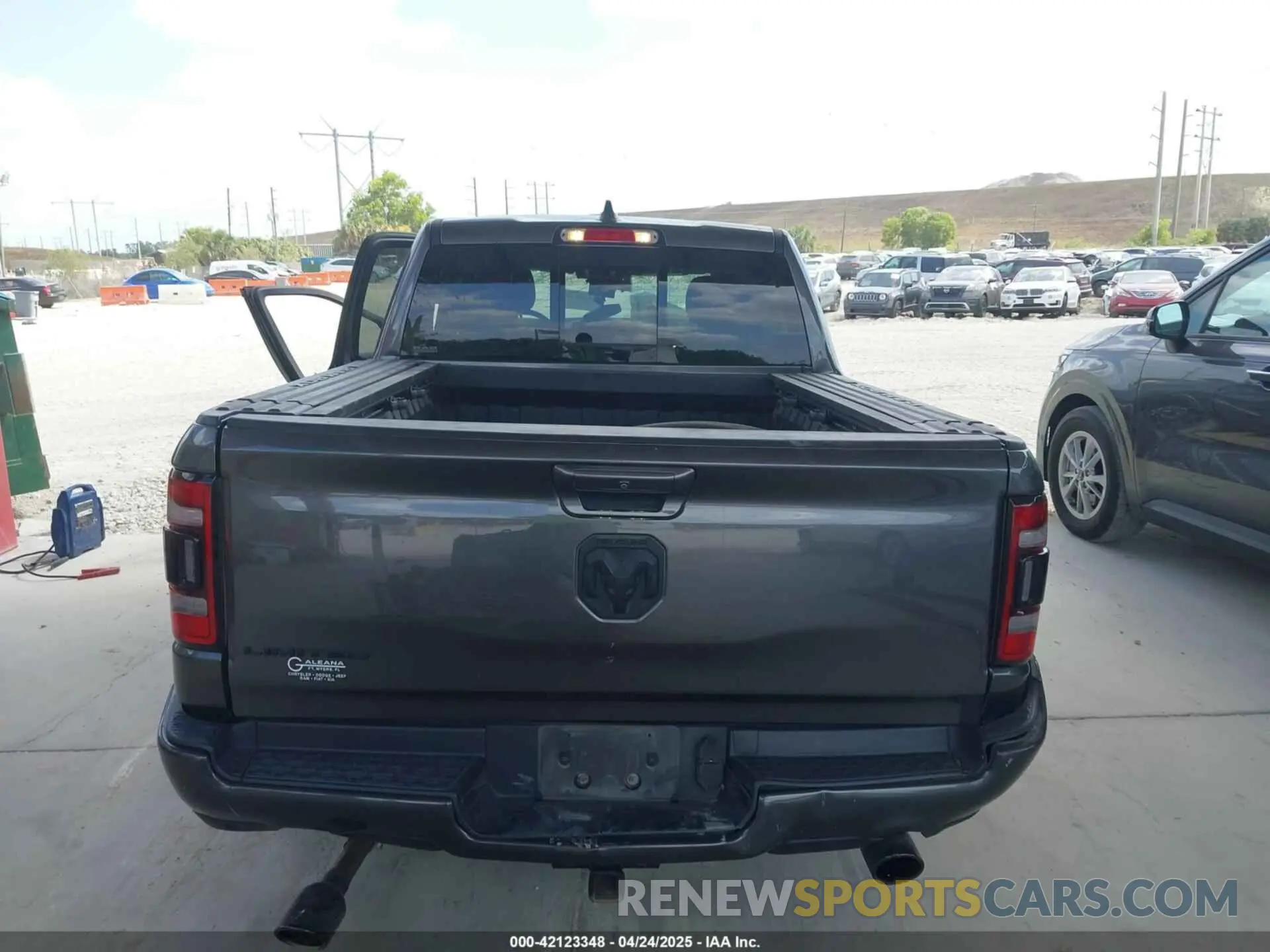 17 Photograph of a damaged car 1C6RREHT8NN187076 RAM 1500 2022