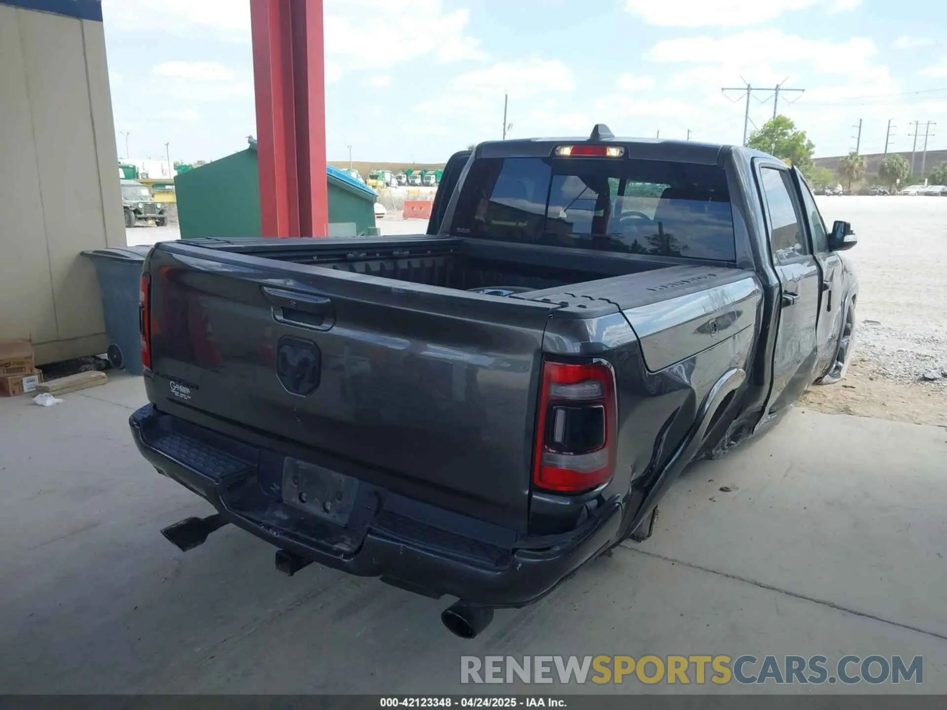 4 Photograph of a damaged car 1C6RREHT8NN187076 RAM 1500 2022