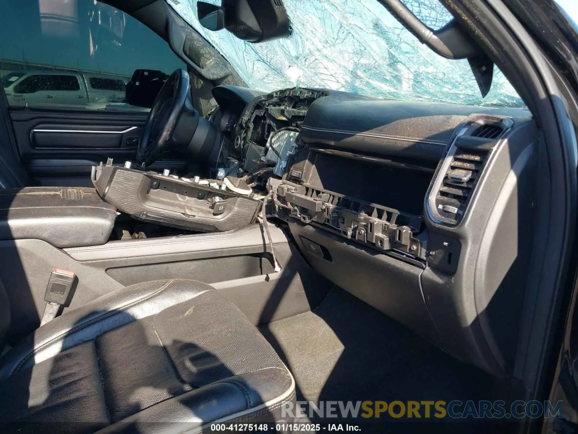 5 Photograph of a damaged car 1C6RREHT9NN152742 RAM 1500 2022