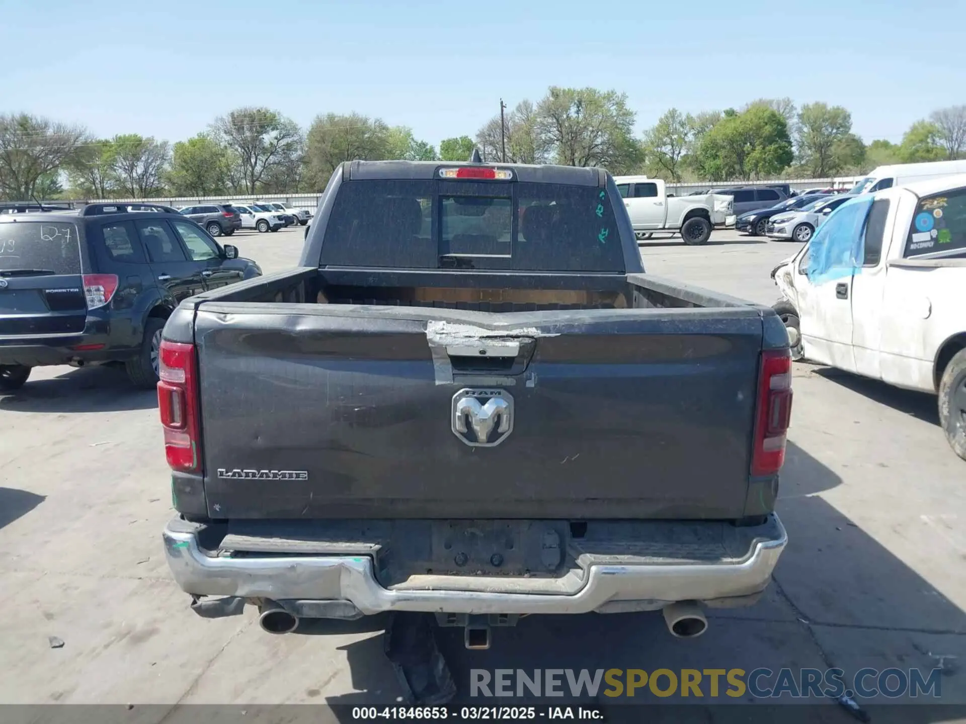 17 Photograph of a damaged car 1C6RREJT1NN393446 RAM 1500 2022