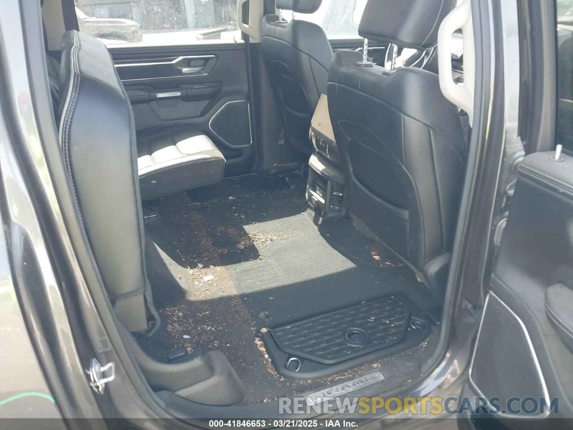 8 Photograph of a damaged car 1C6RREJT1NN393446 RAM 1500 2022