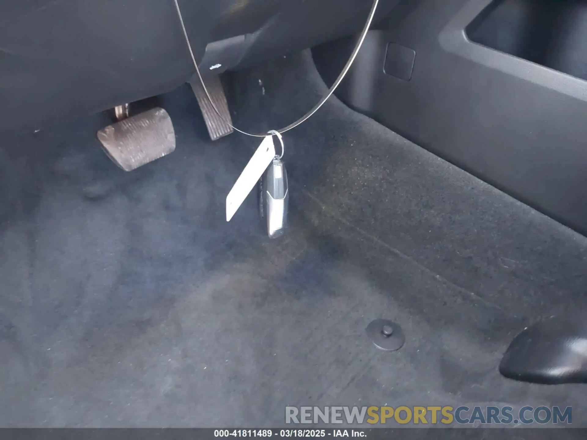 11 Photograph of a damaged car 1C6RREJT8NN190134 RAM 1500 2022