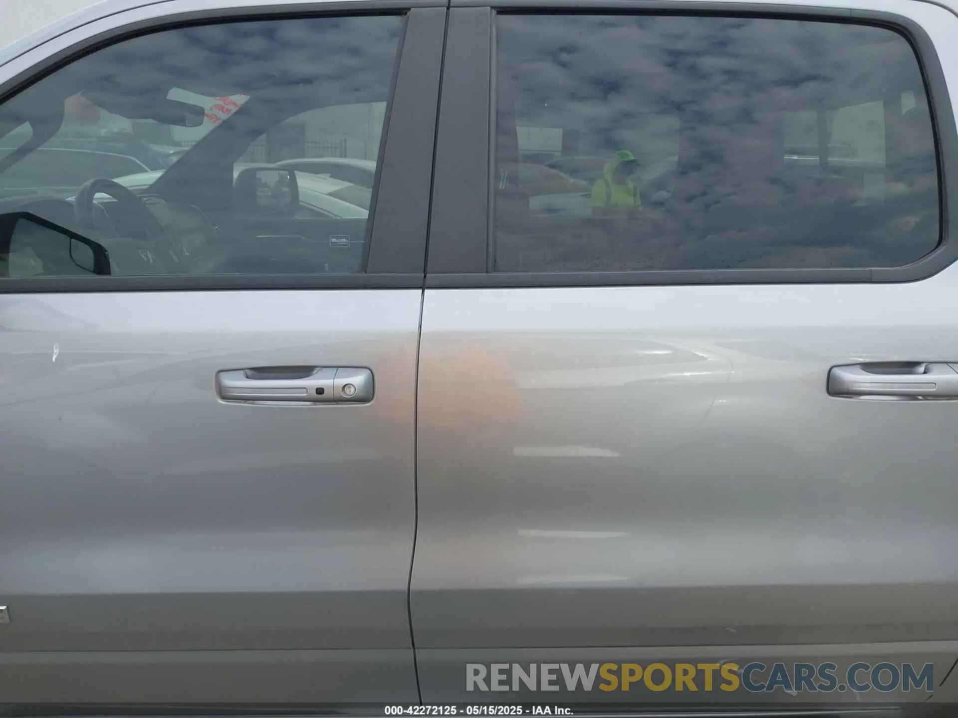 14 Photograph of a damaged car 1C6RREJT8NN275491 RAM 1500 2022