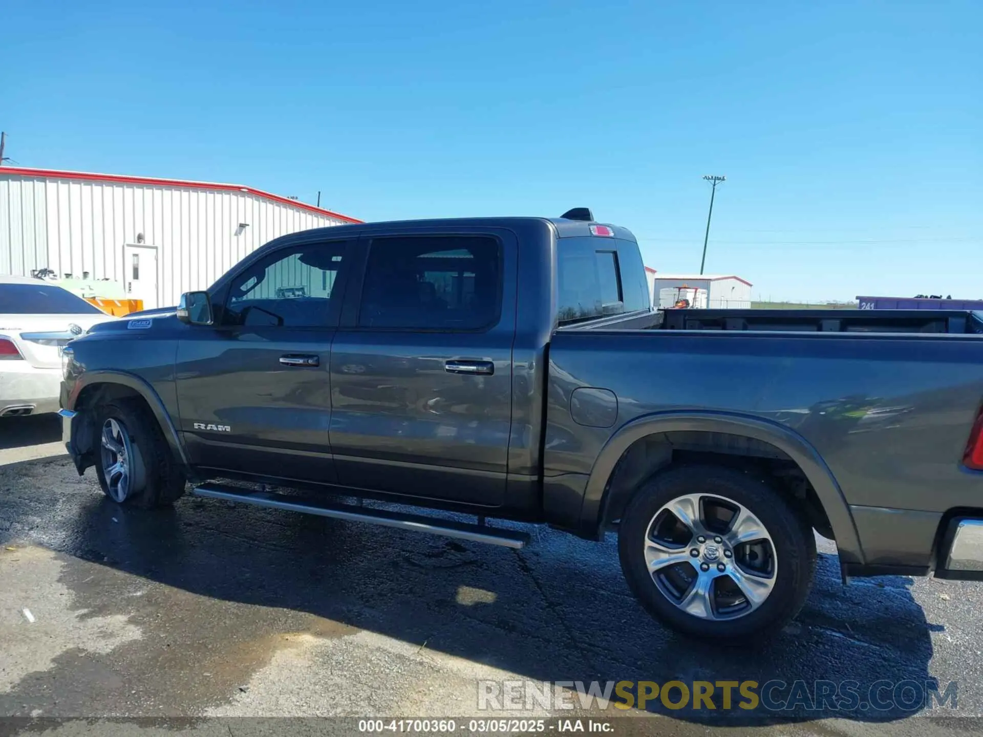 14 Photograph of a damaged car 1C6RREJT8NN337004 RAM 1500 2022