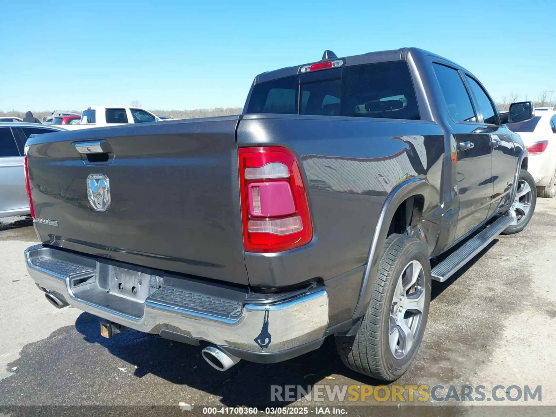 4 Photograph of a damaged car 1C6RREJT8NN337004 RAM 1500 2022