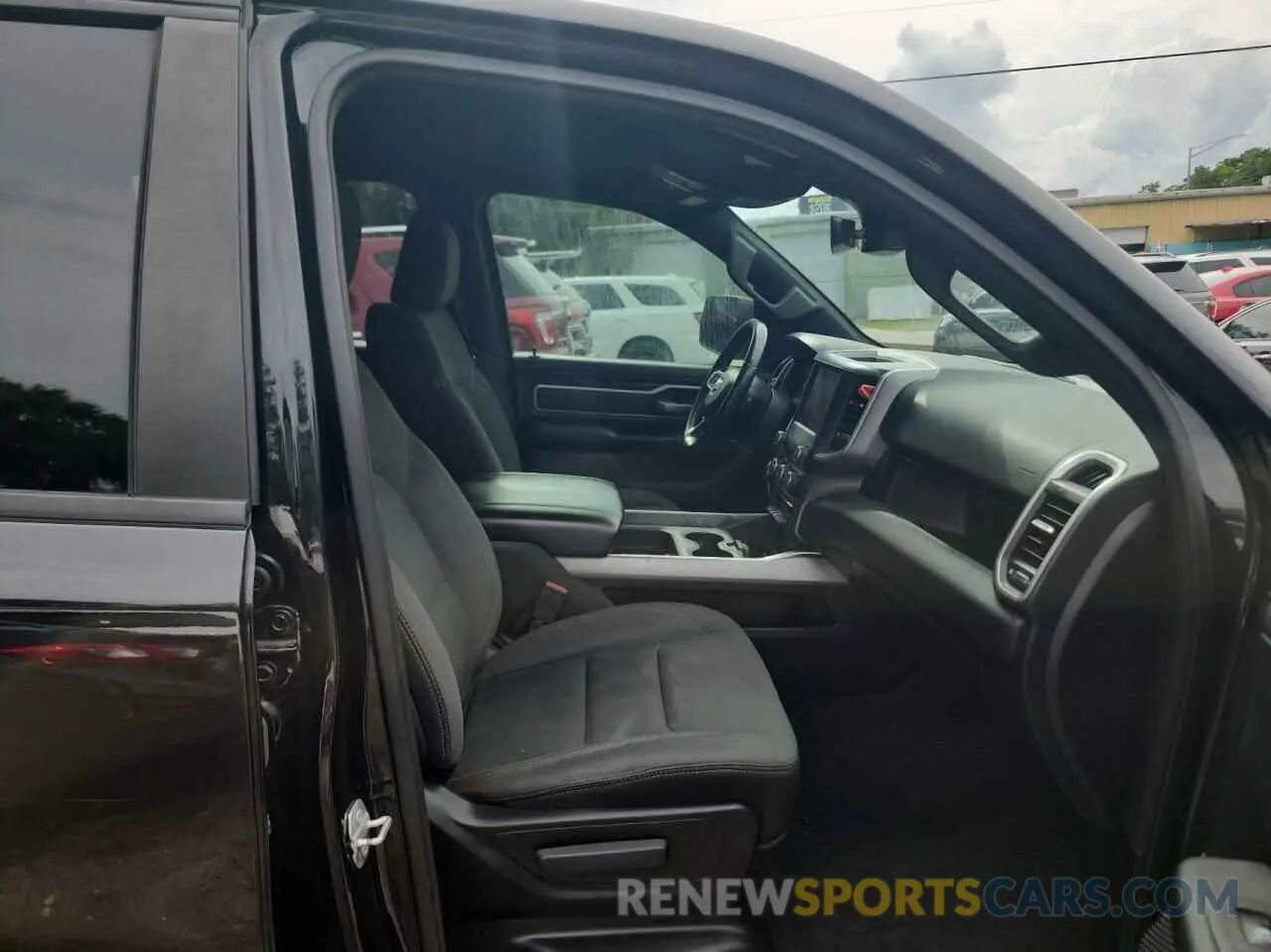 5 Photograph of a damaged car 1C6RREMT2NN292654 RAM 1500 2022