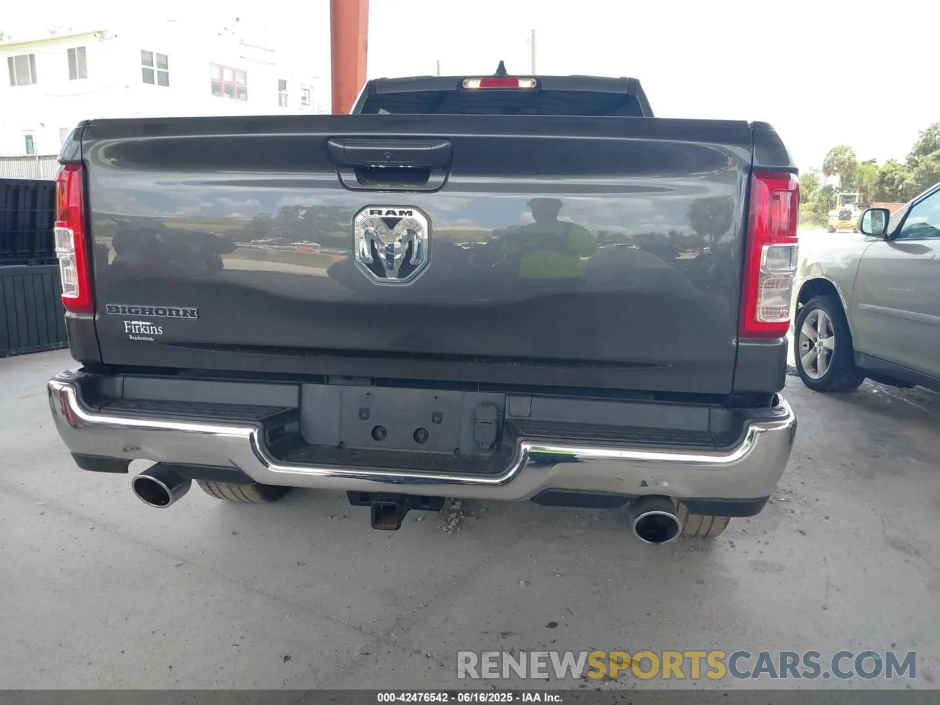 16 Photograph of a damaged car 1C6RREMT5NN190846 RAM 1500 2022