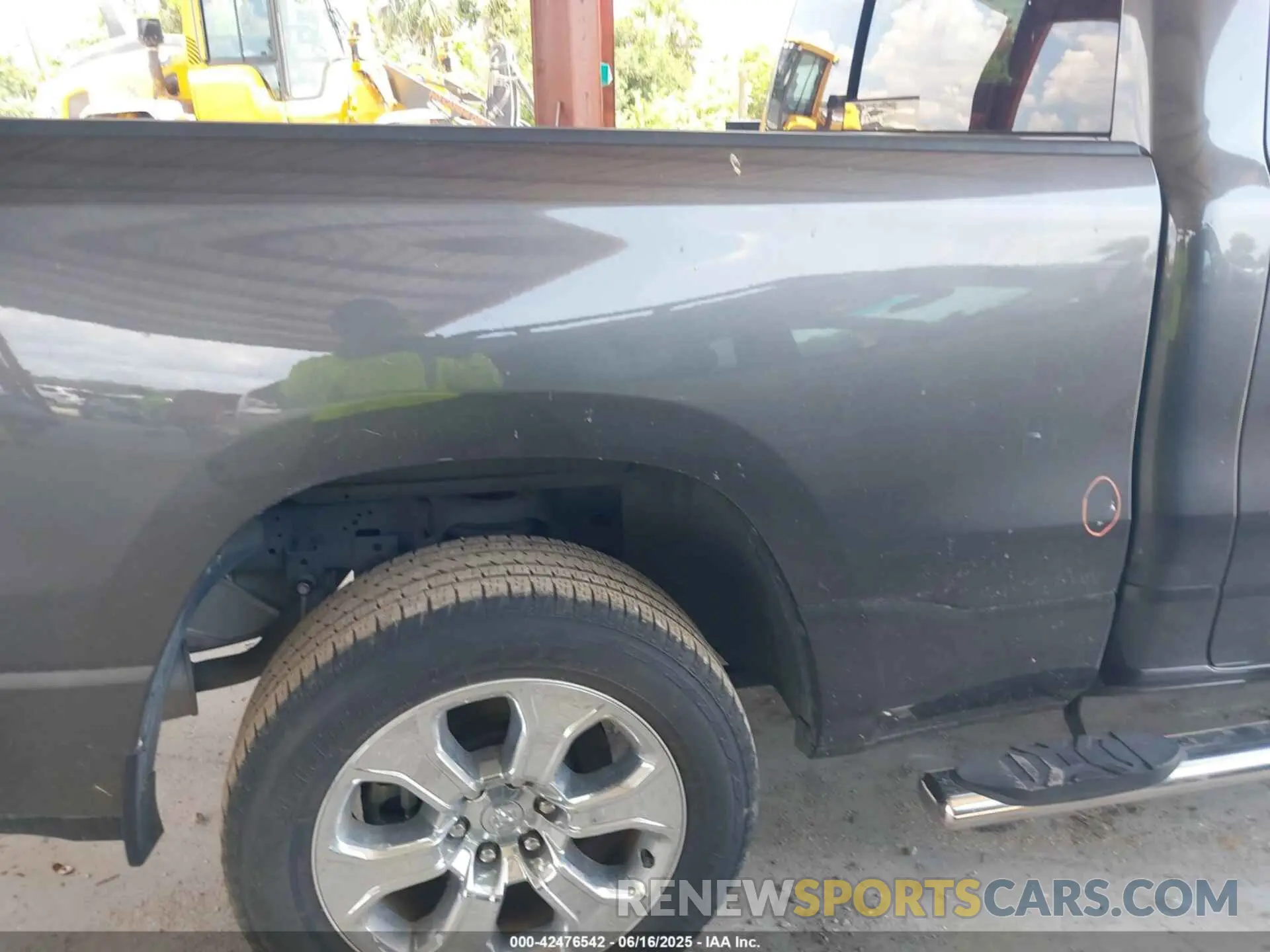 18 Photograph of a damaged car 1C6RREMT5NN190846 RAM 1500 2022