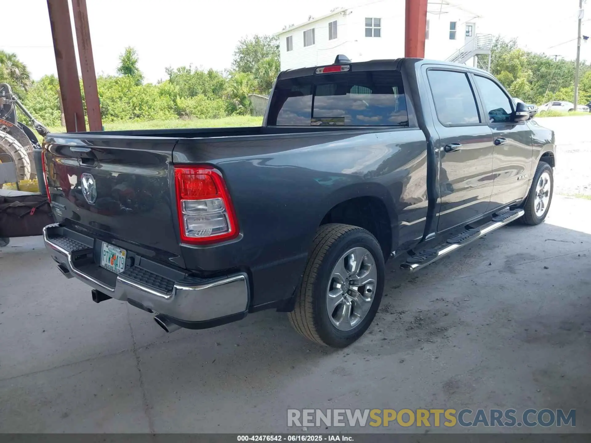 4 Photograph of a damaged car 1C6RREMT5NN190846 RAM 1500 2022