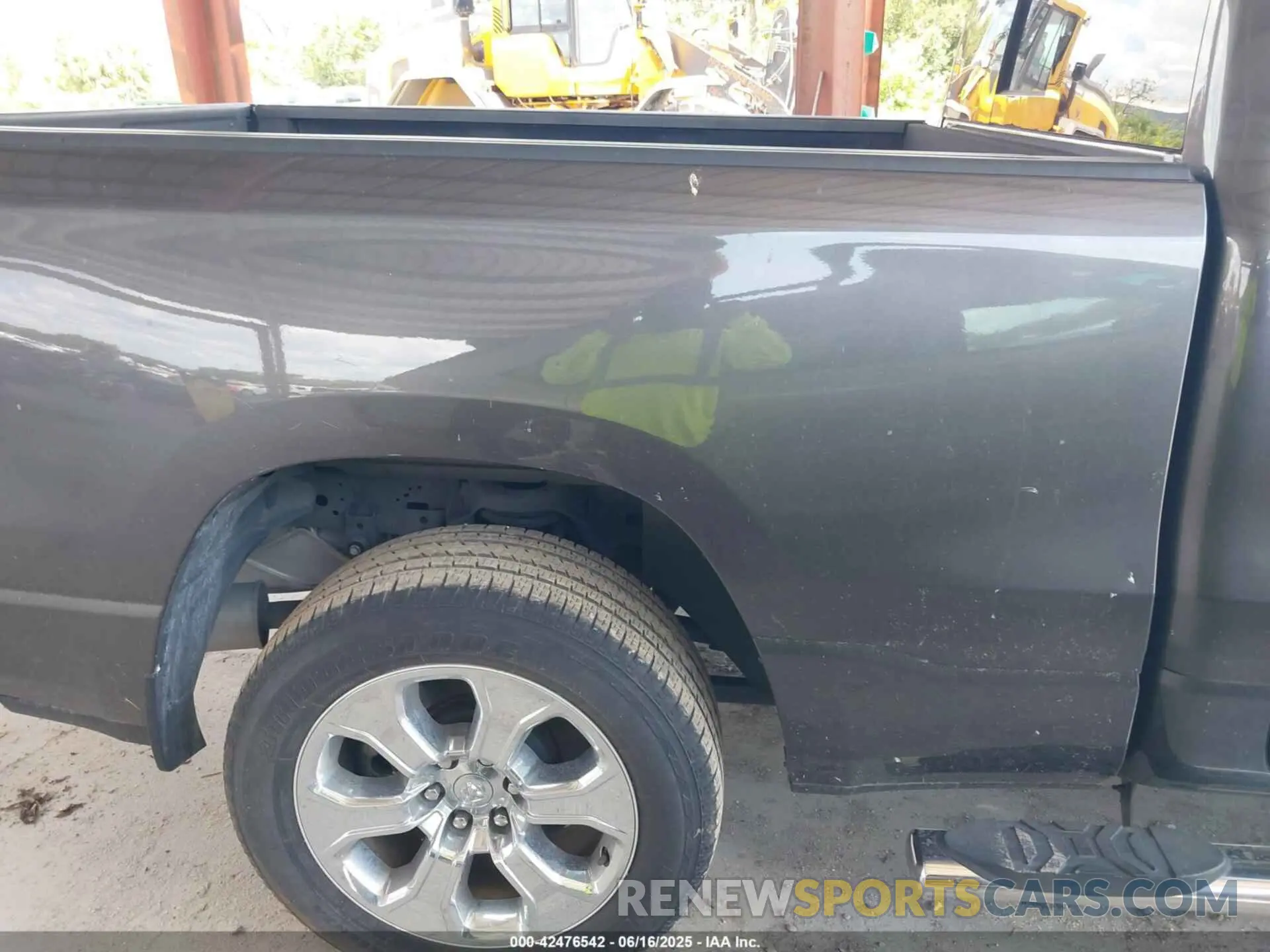 6 Photograph of a damaged car 1C6RREMT5NN190846 RAM 1500 2022