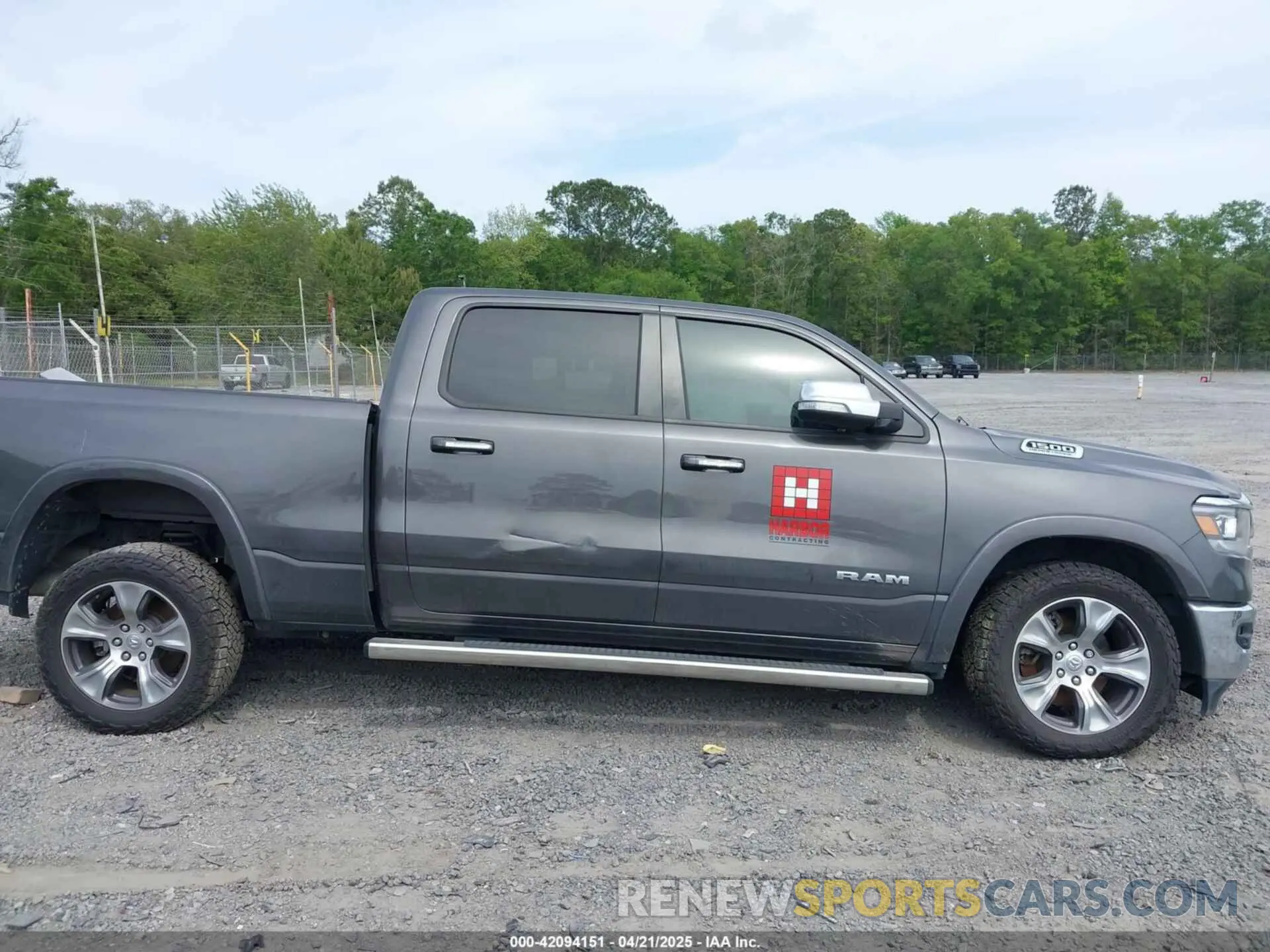 14 Photograph of a damaged car 1C6RRERTXNN442728 RAM 1500 2022