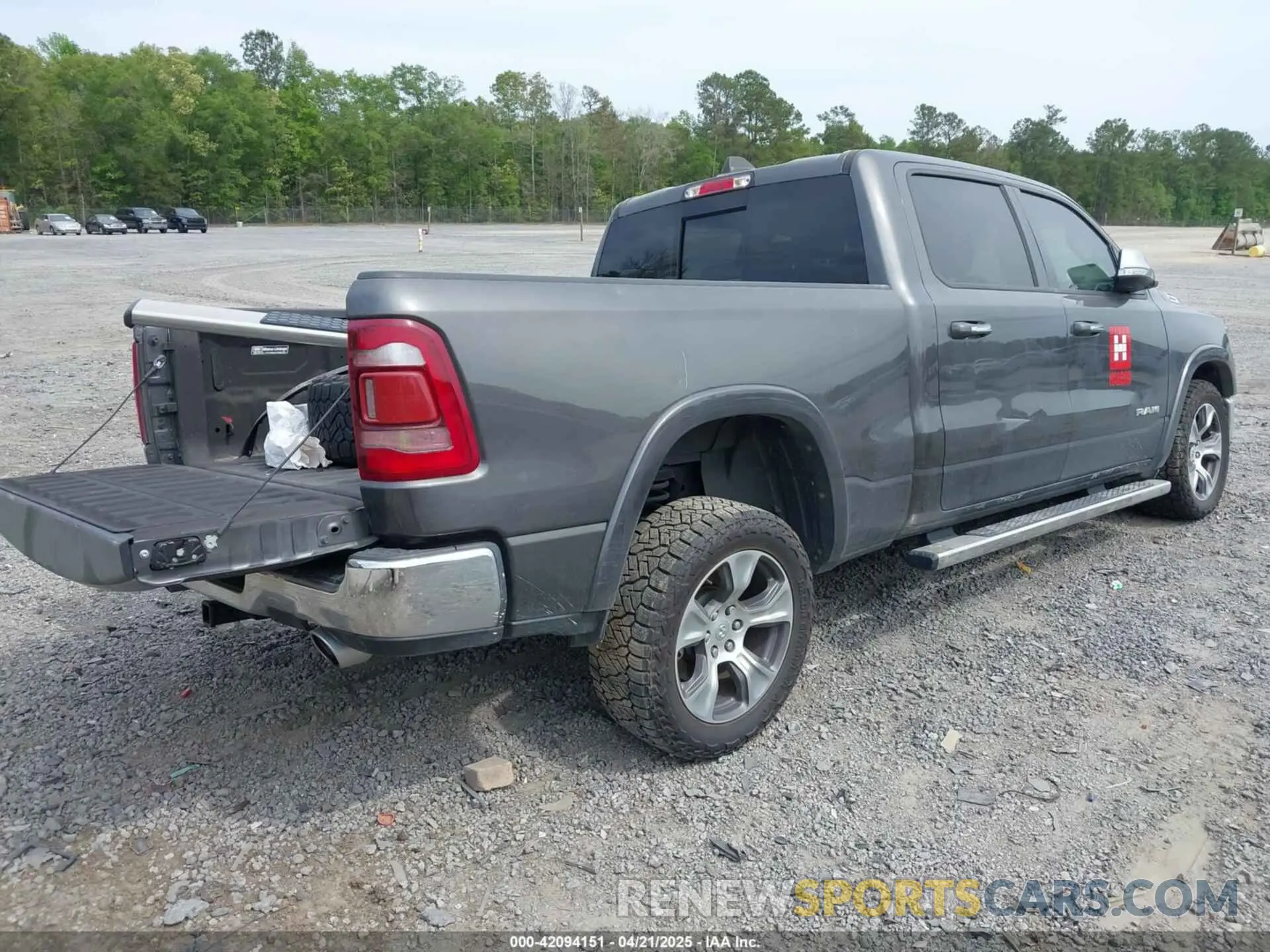 4 Photograph of a damaged car 1C6RRERTXNN442728 RAM 1500 2022