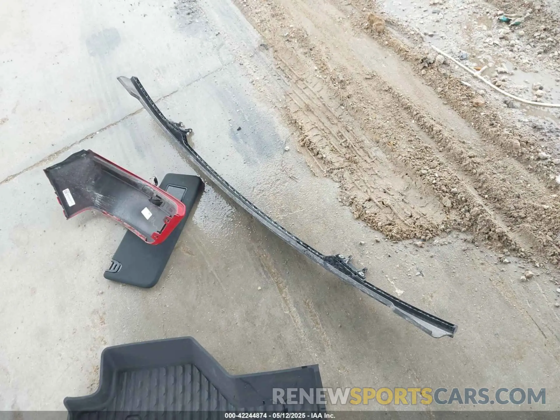 12 Photograph of a damaged car 1C6RRFBG7NN220702 RAM 1500 2022