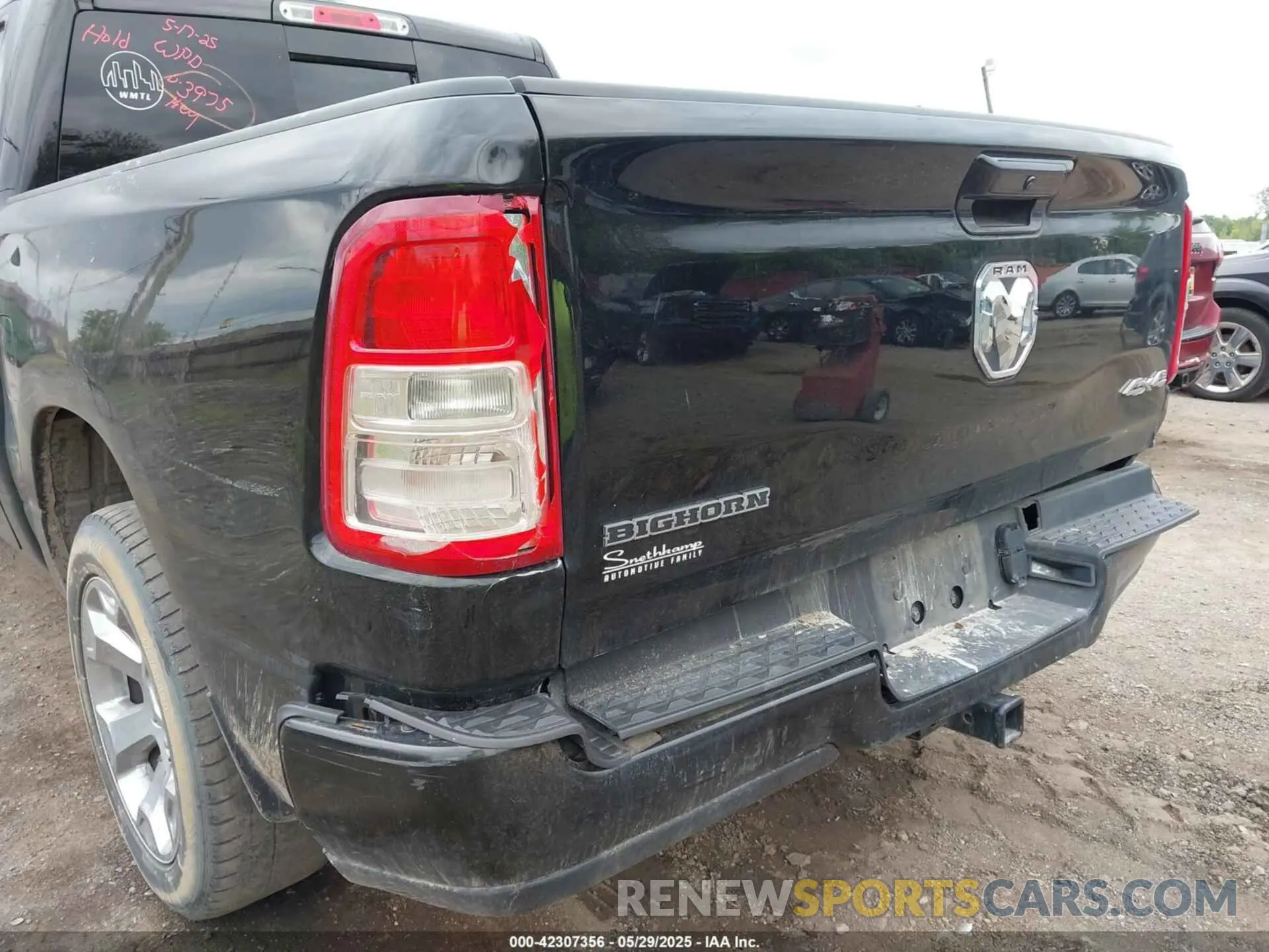 18 Photograph of a damaged car 1C6RRFFG2NN423975 RAM 1500 2022