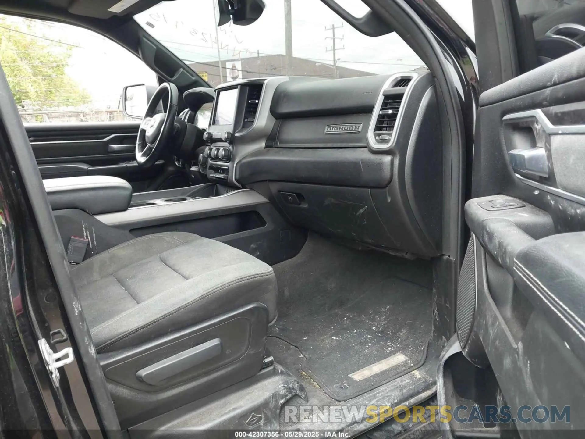 5 Photograph of a damaged car 1C6RRFFG2NN423975 RAM 1500 2022